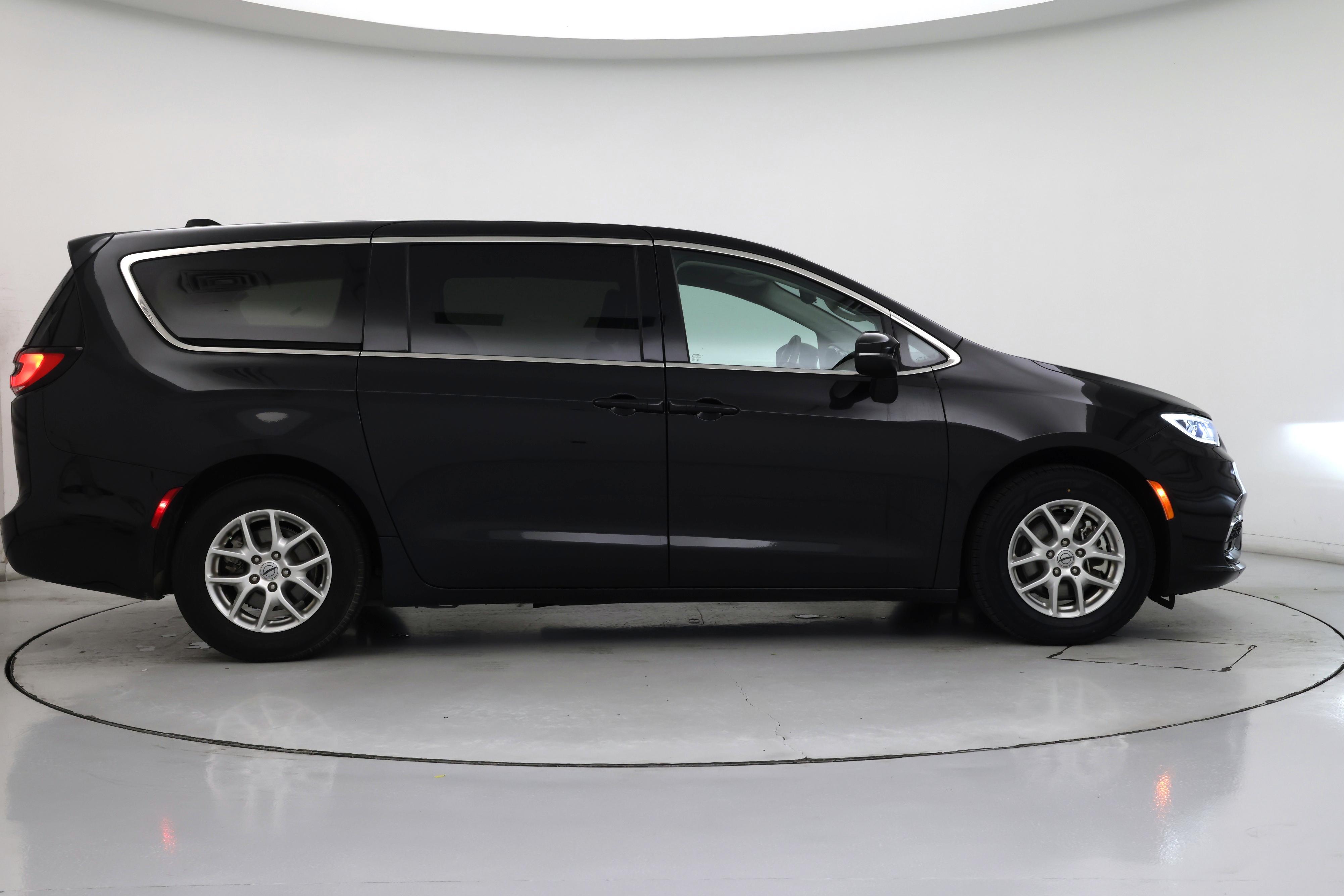 Thumbnail: 2023 Chrysler Pacifica - 7