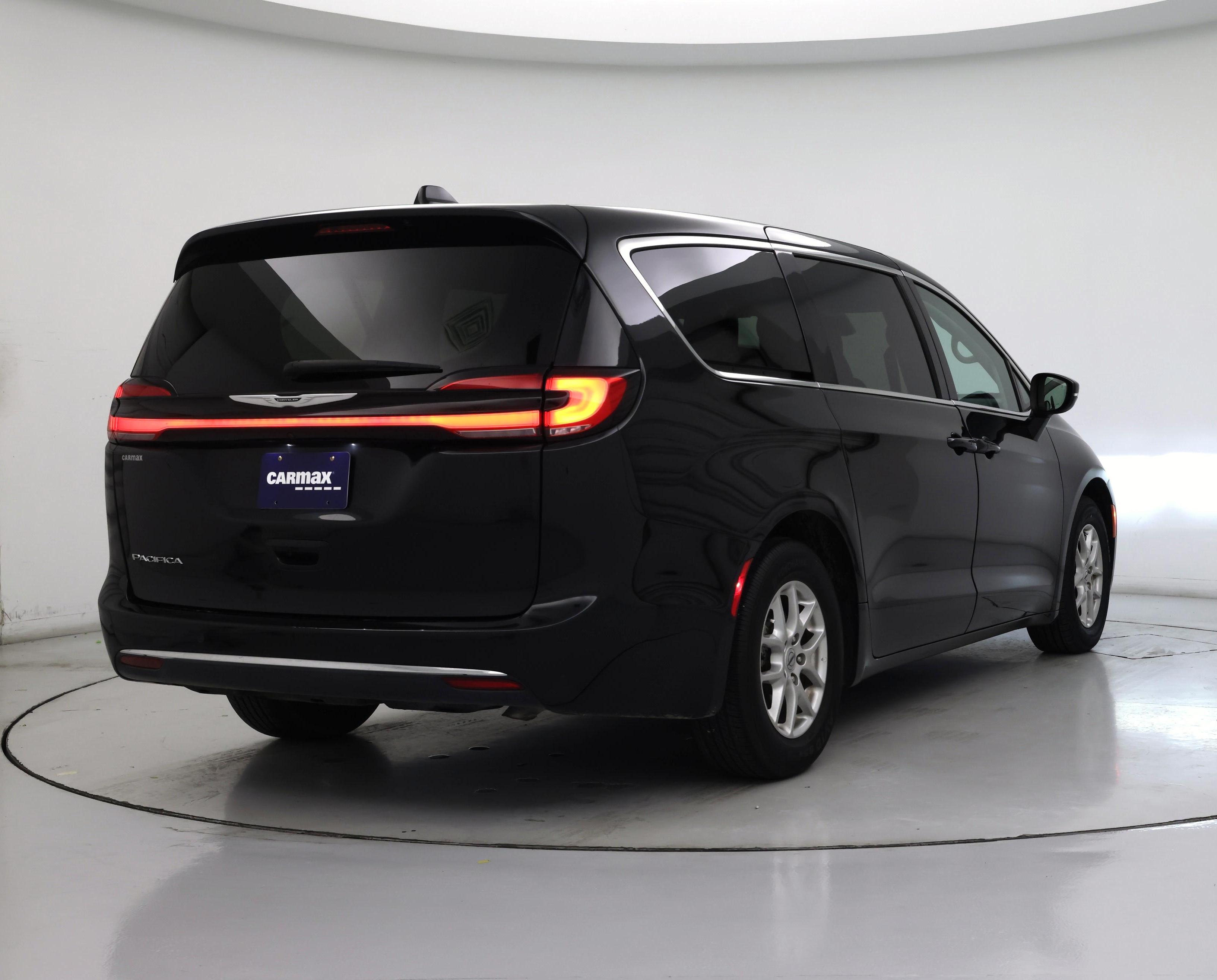 Thumbnail: 2023 Chrysler Pacifica - 8