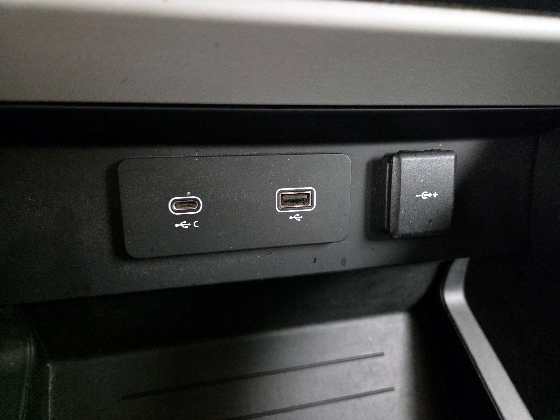 Thumbnail: 2021 Land Rover Defender - 18