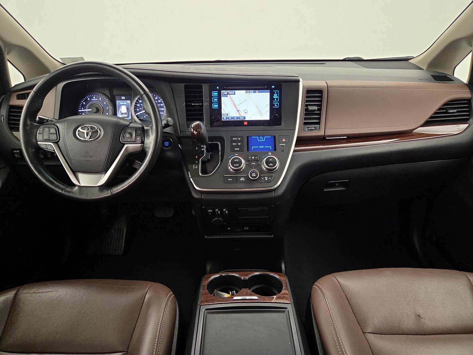 Thumbnail: 2015 Toyota Sienna - 9