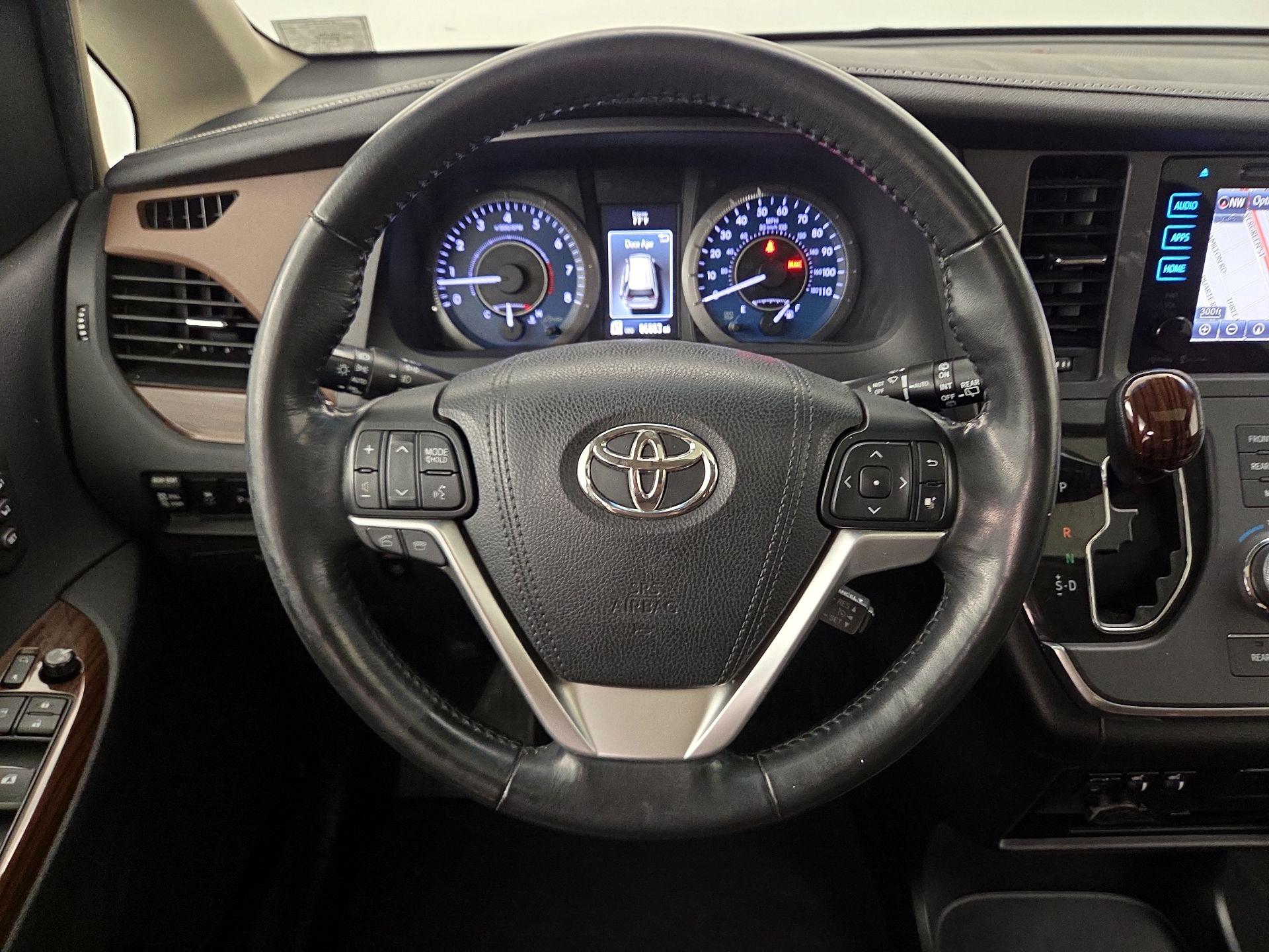 Thumbnail: 2015 Toyota Sienna - 10