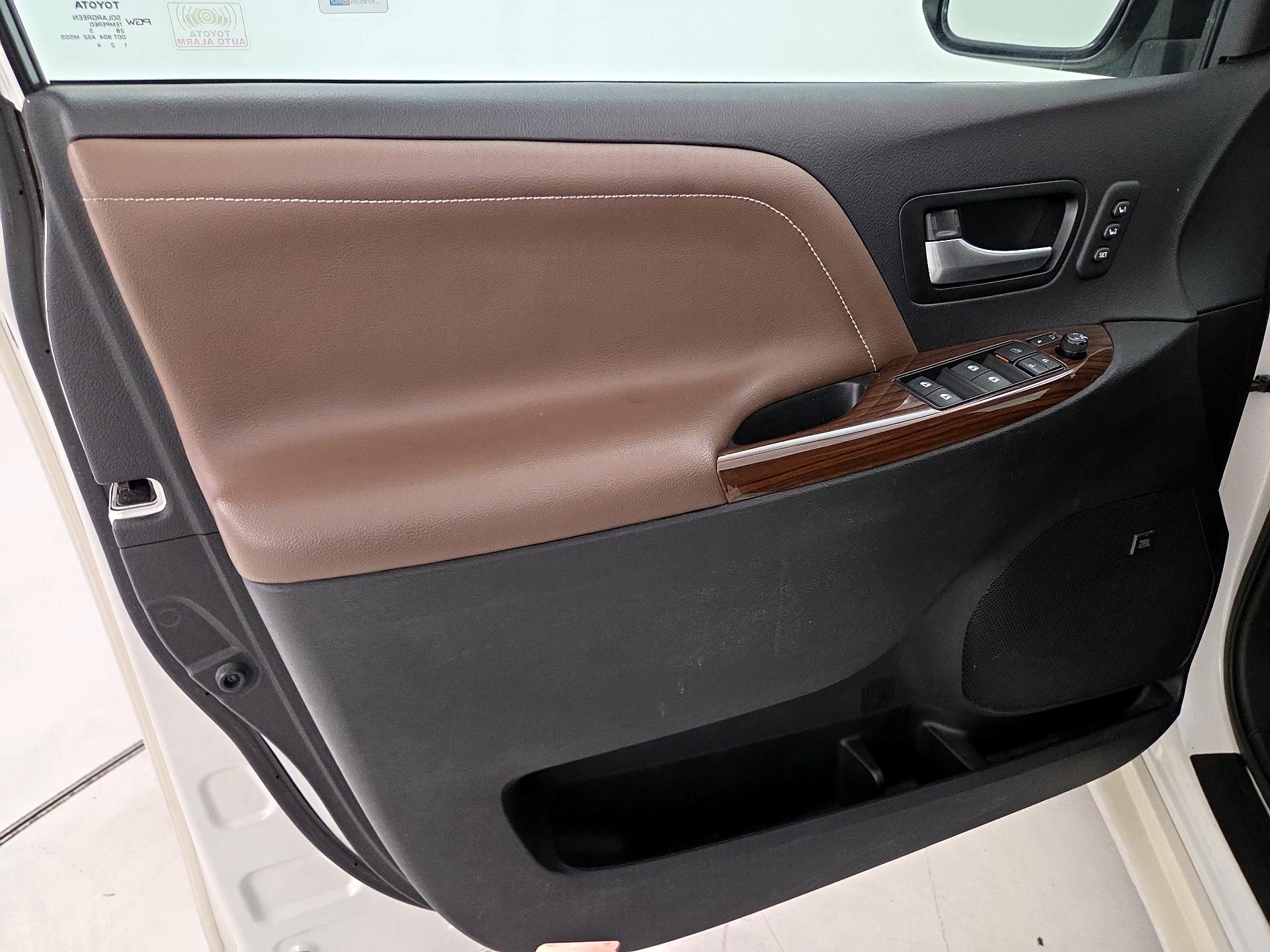 Thumbnail: 2015 Toyota Sienna - 12