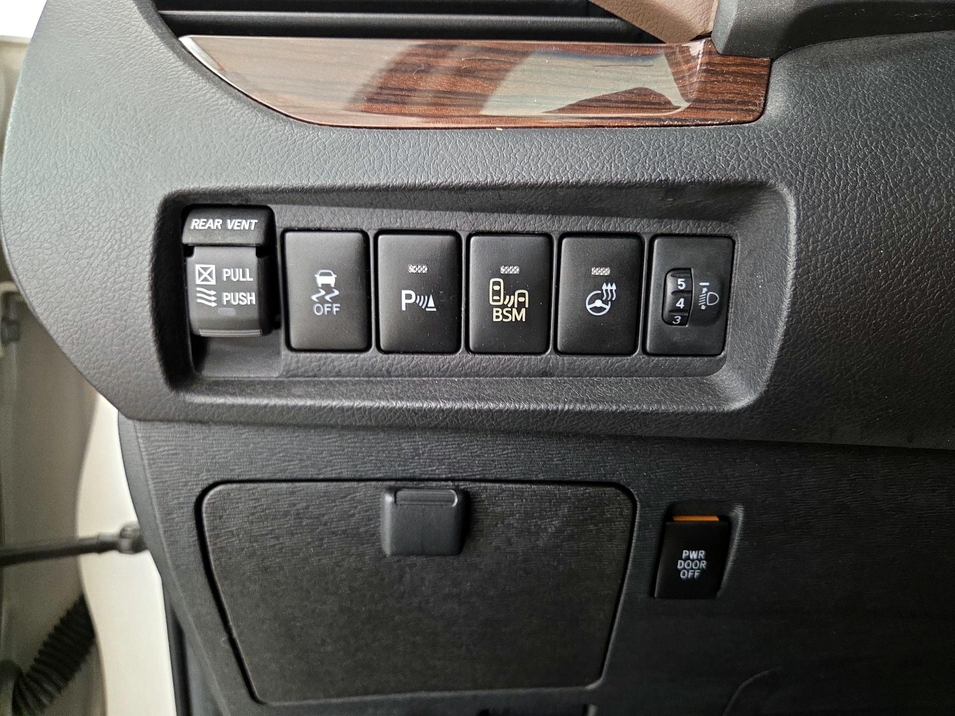 Thumbnail: 2015 Toyota Sienna - 13