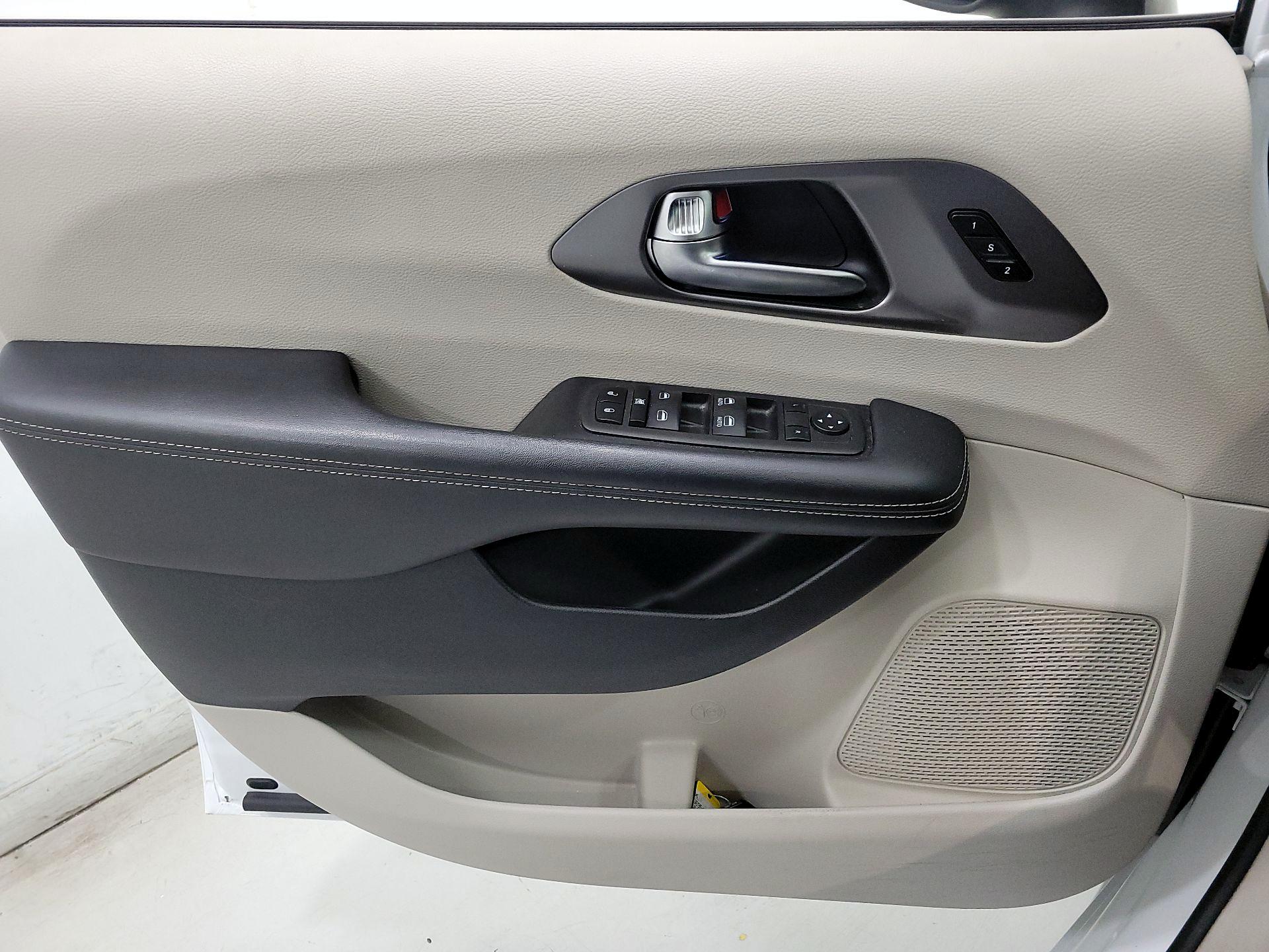 Thumbnail: 2023 Chrysler Pacifica - 12