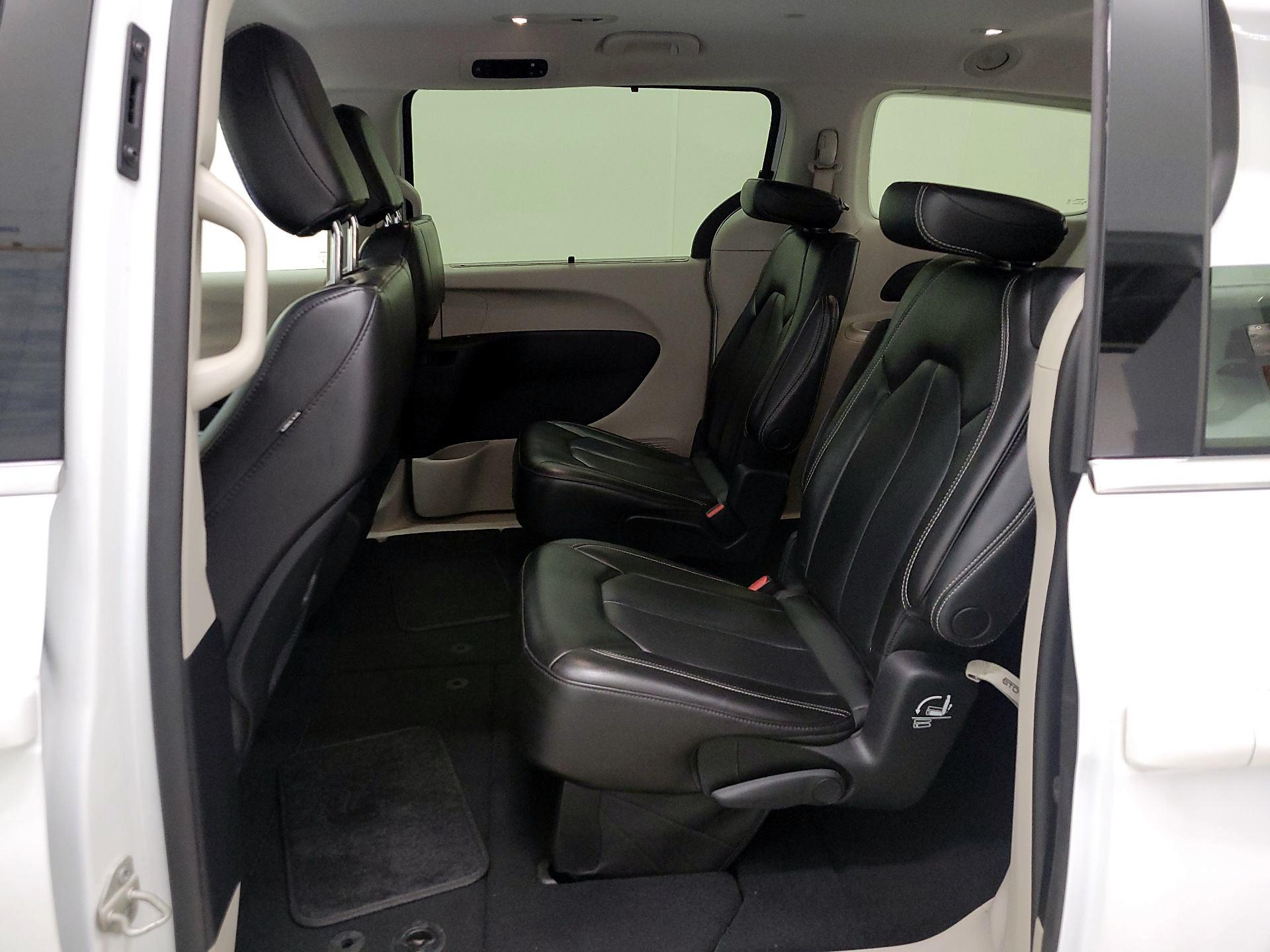 Thumbnail: 2023 Chrysler Pacifica - 18