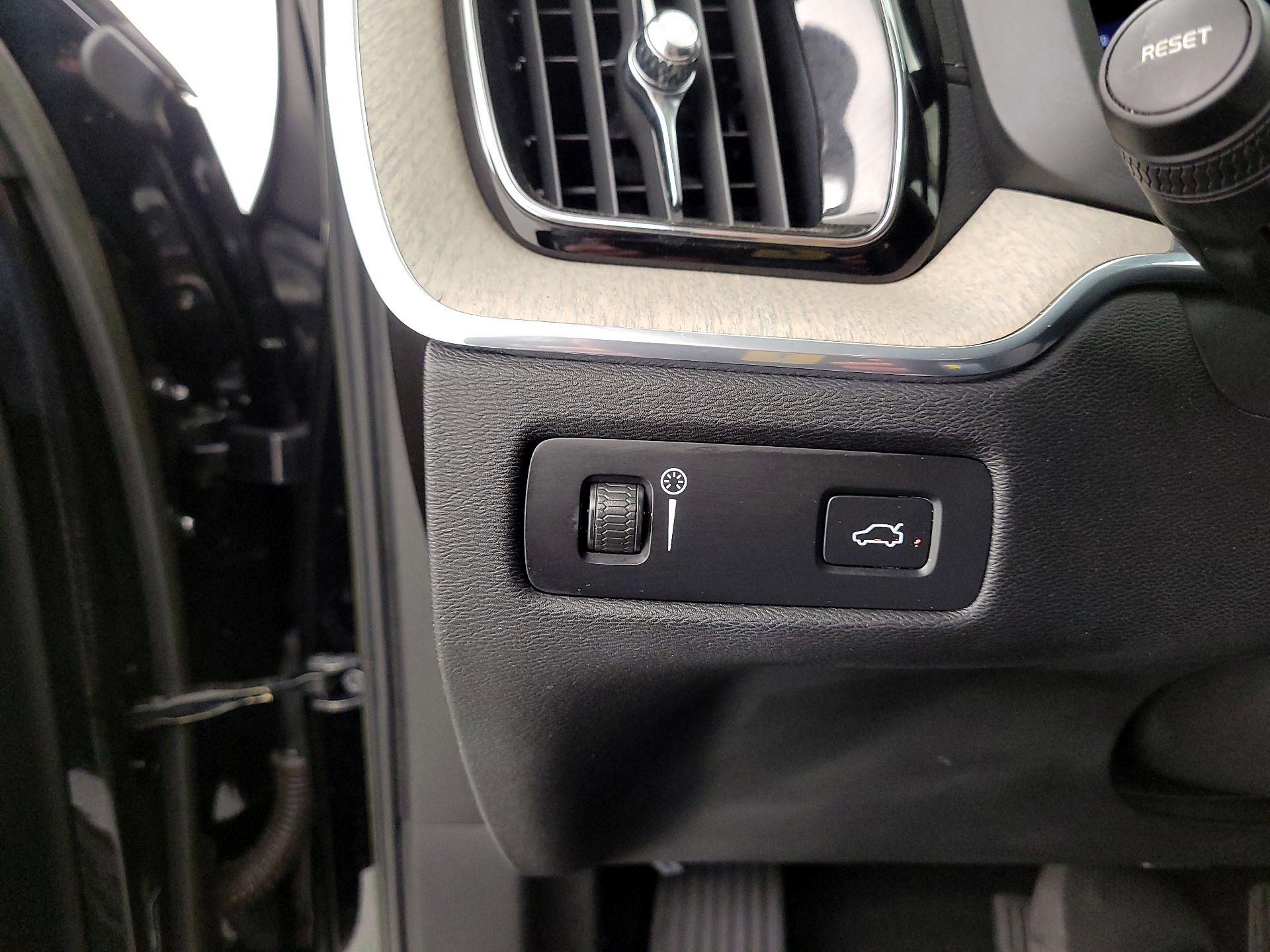 Thumbnail: 2022 Volvo XC60 - 13