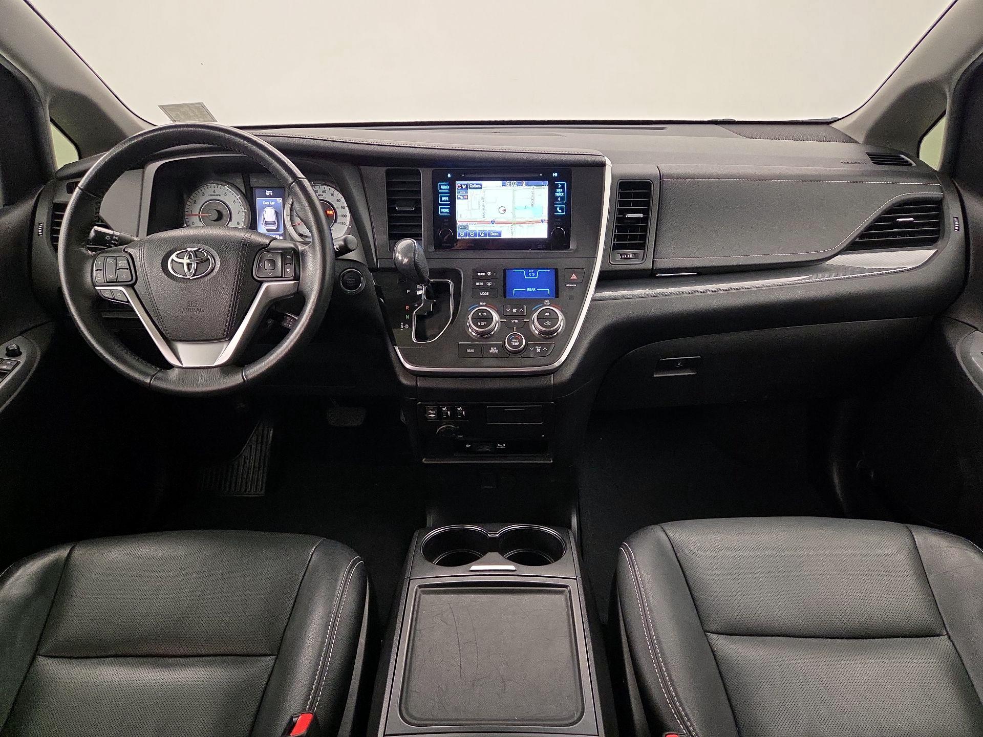 Thumbnail: 2017 Toyota Sienna - 9