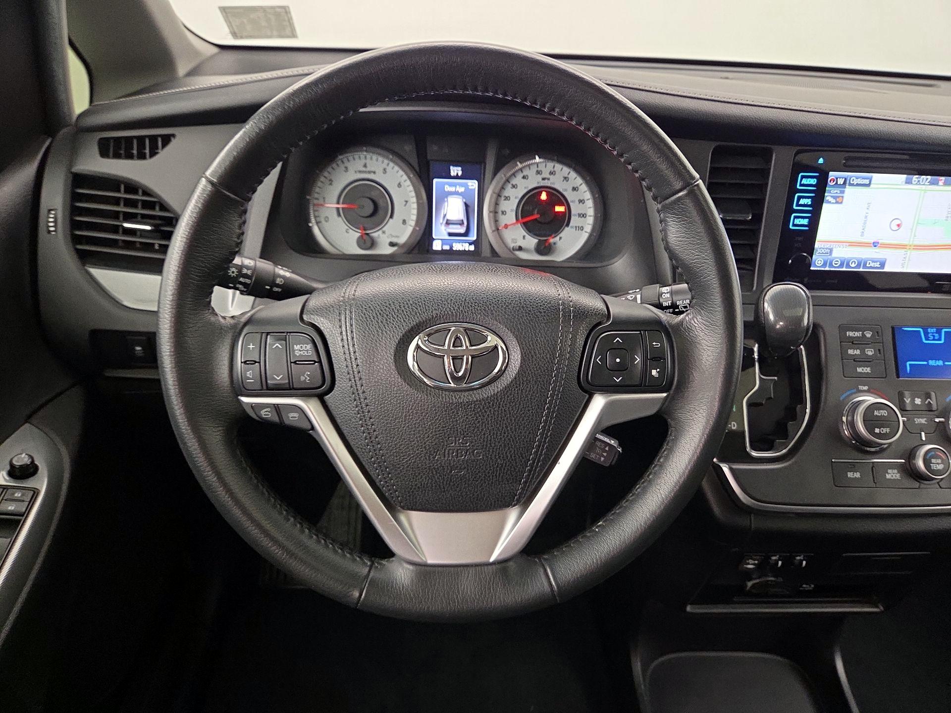 Thumbnail: 2017 Toyota Sienna - 10
