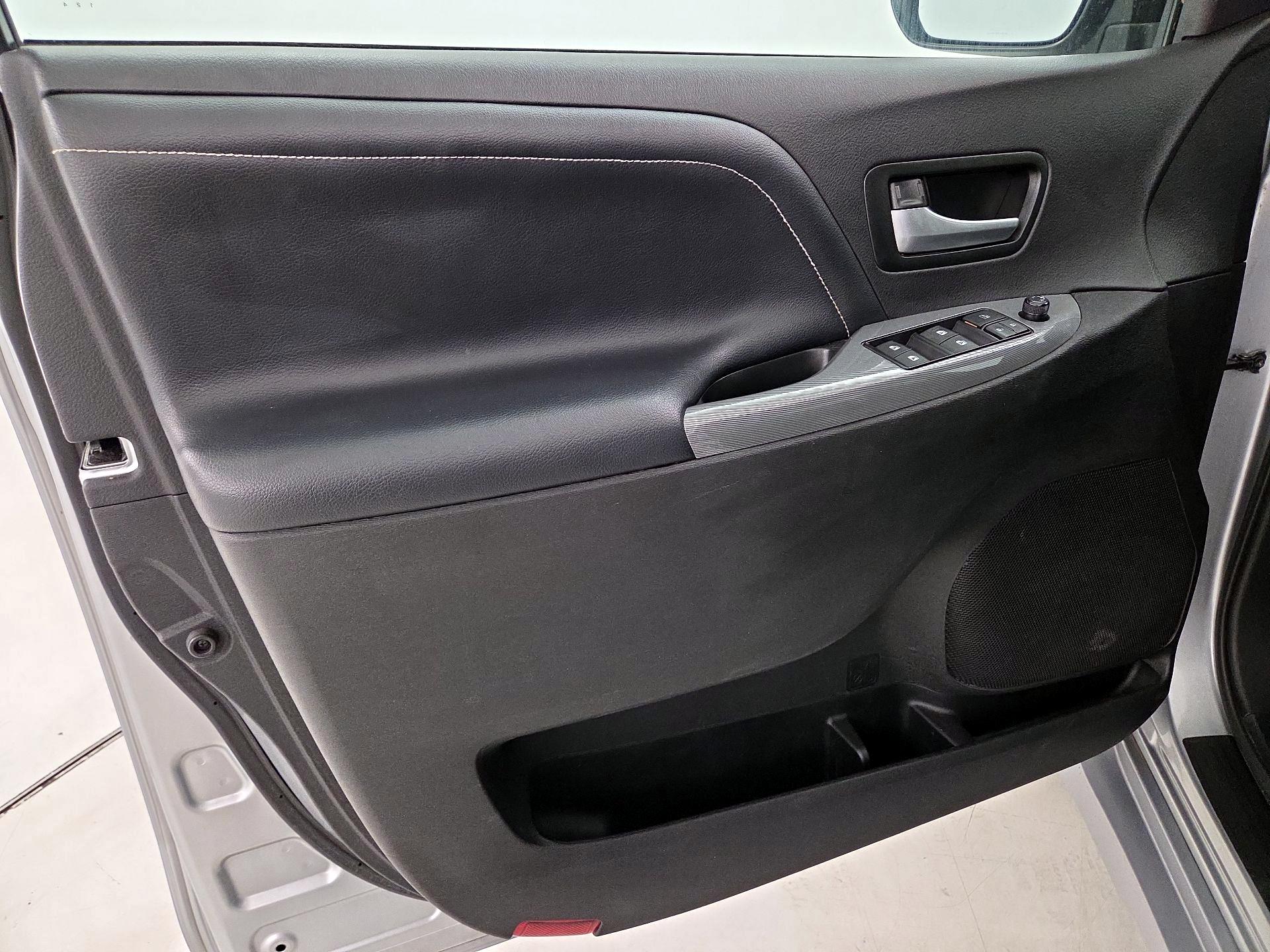 Thumbnail: 2017 Toyota Sienna - 12