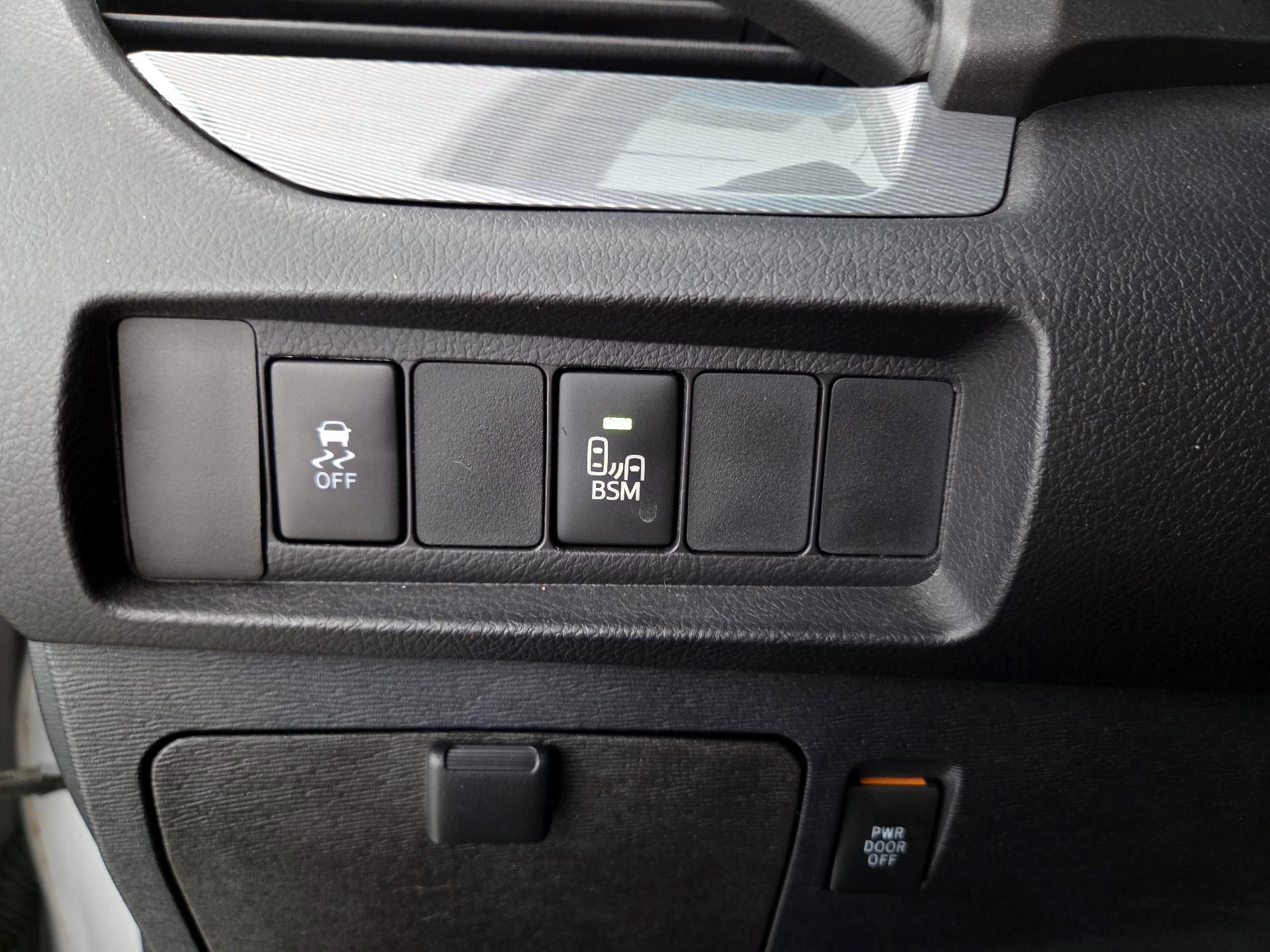 Thumbnail: 2017 Toyota Sienna - 13