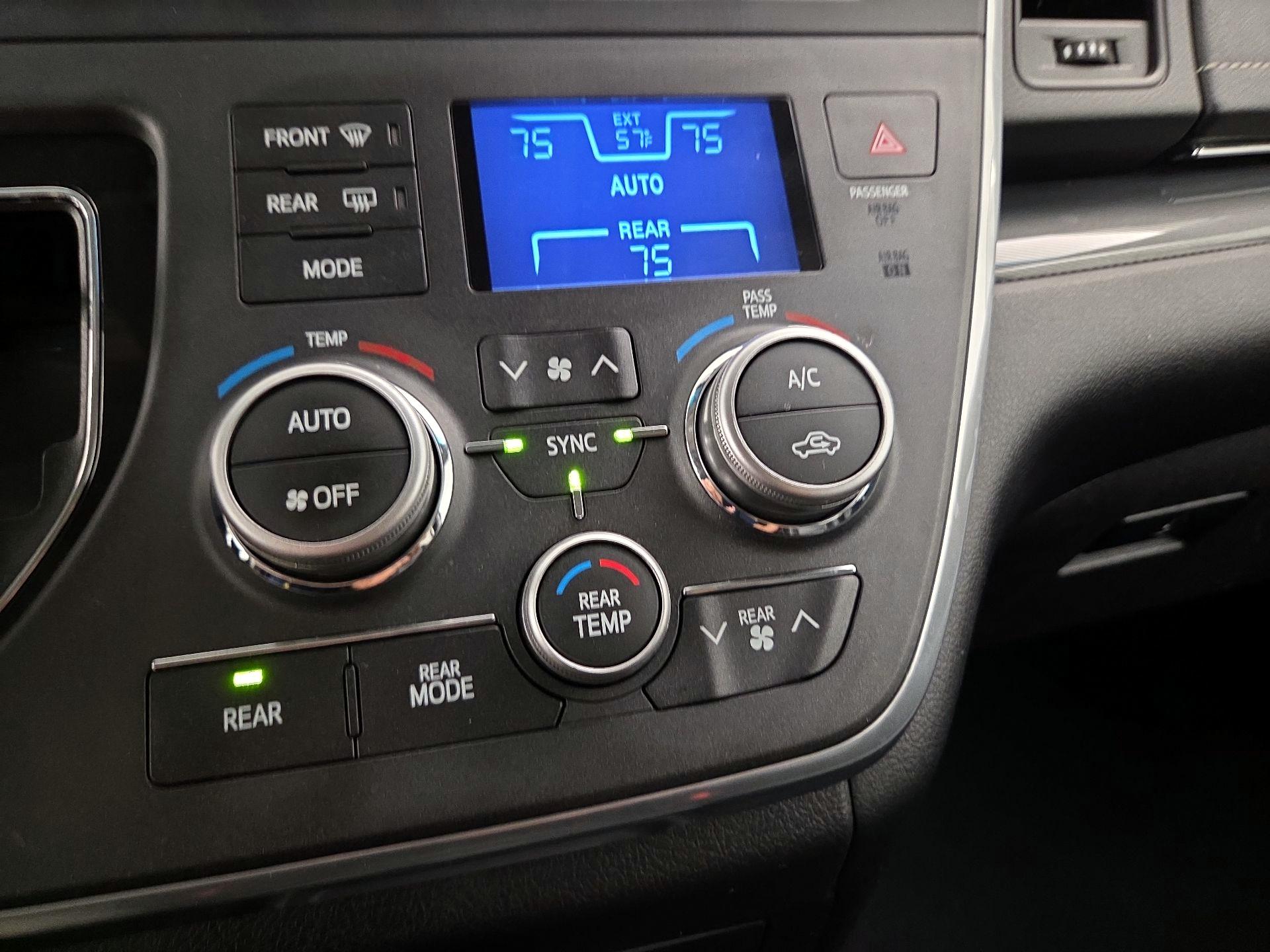Thumbnail: 2017 Toyota Sienna - 17