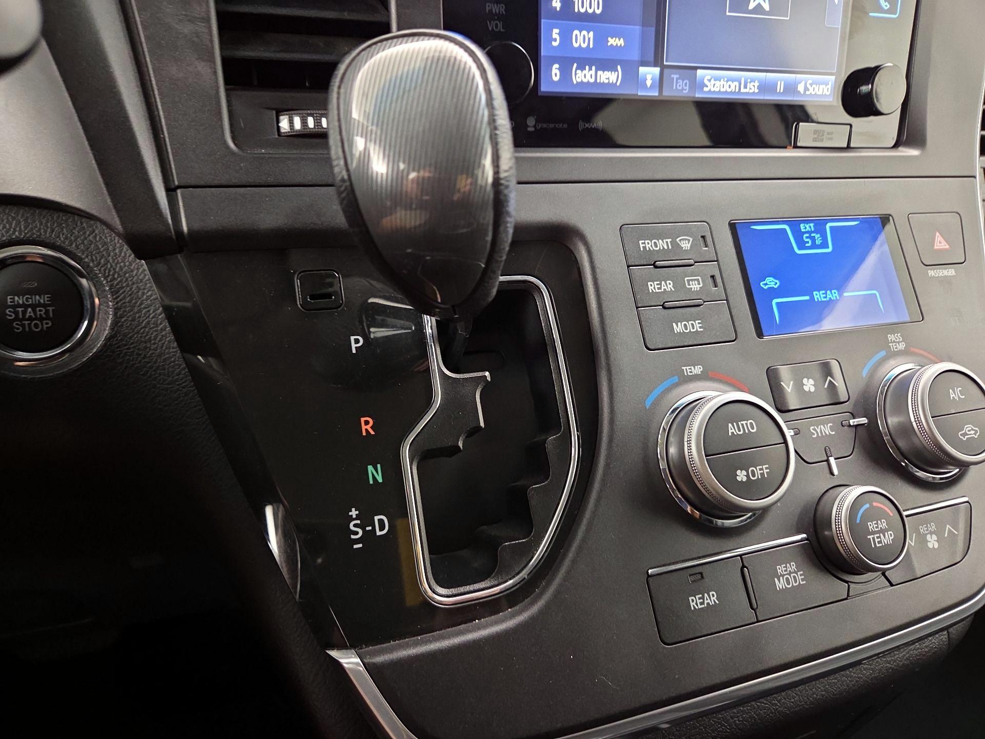 Thumbnail: 2017 Toyota Sienna - 18