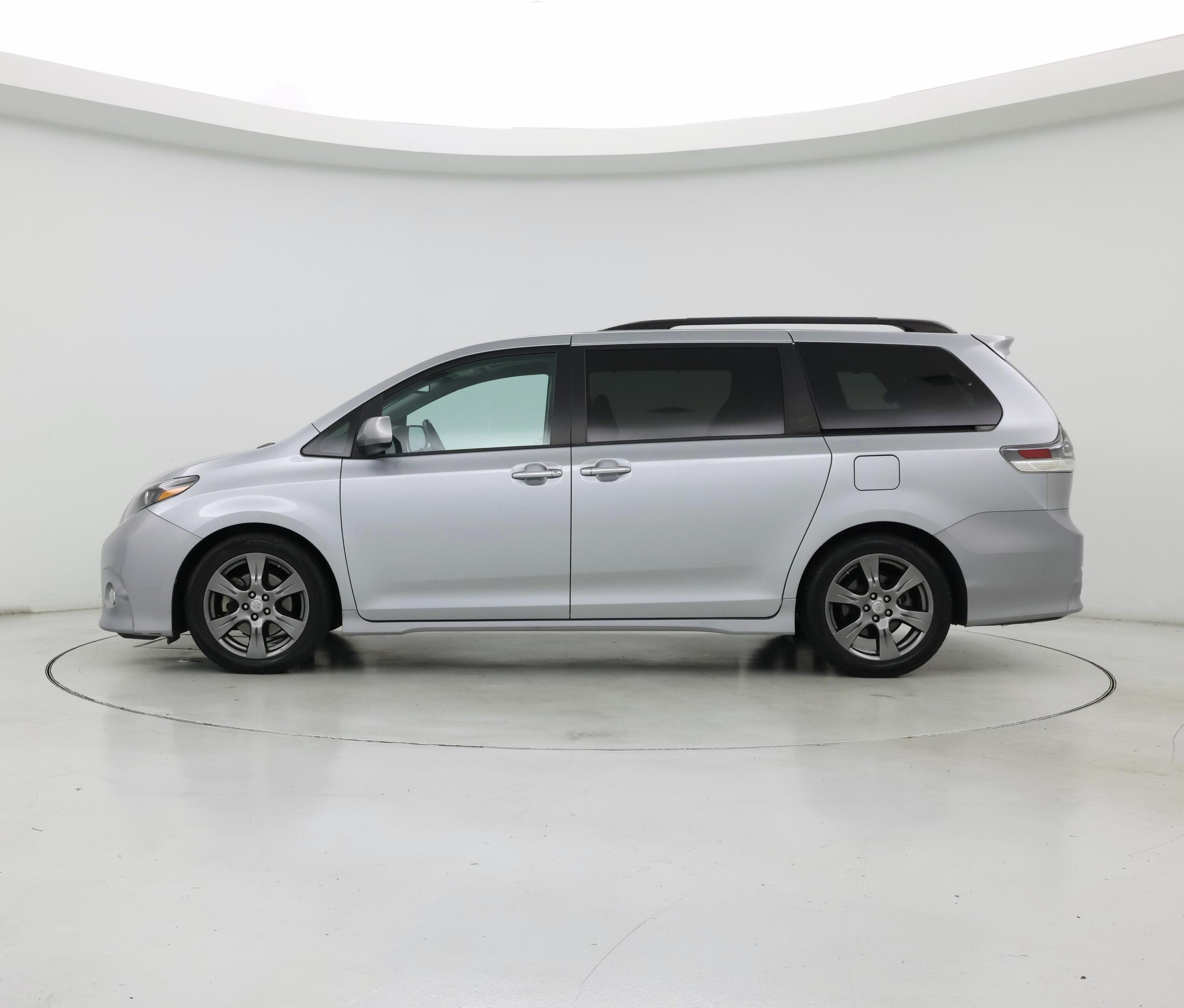 Thumbnail: 2017 Toyota Sienna - 3