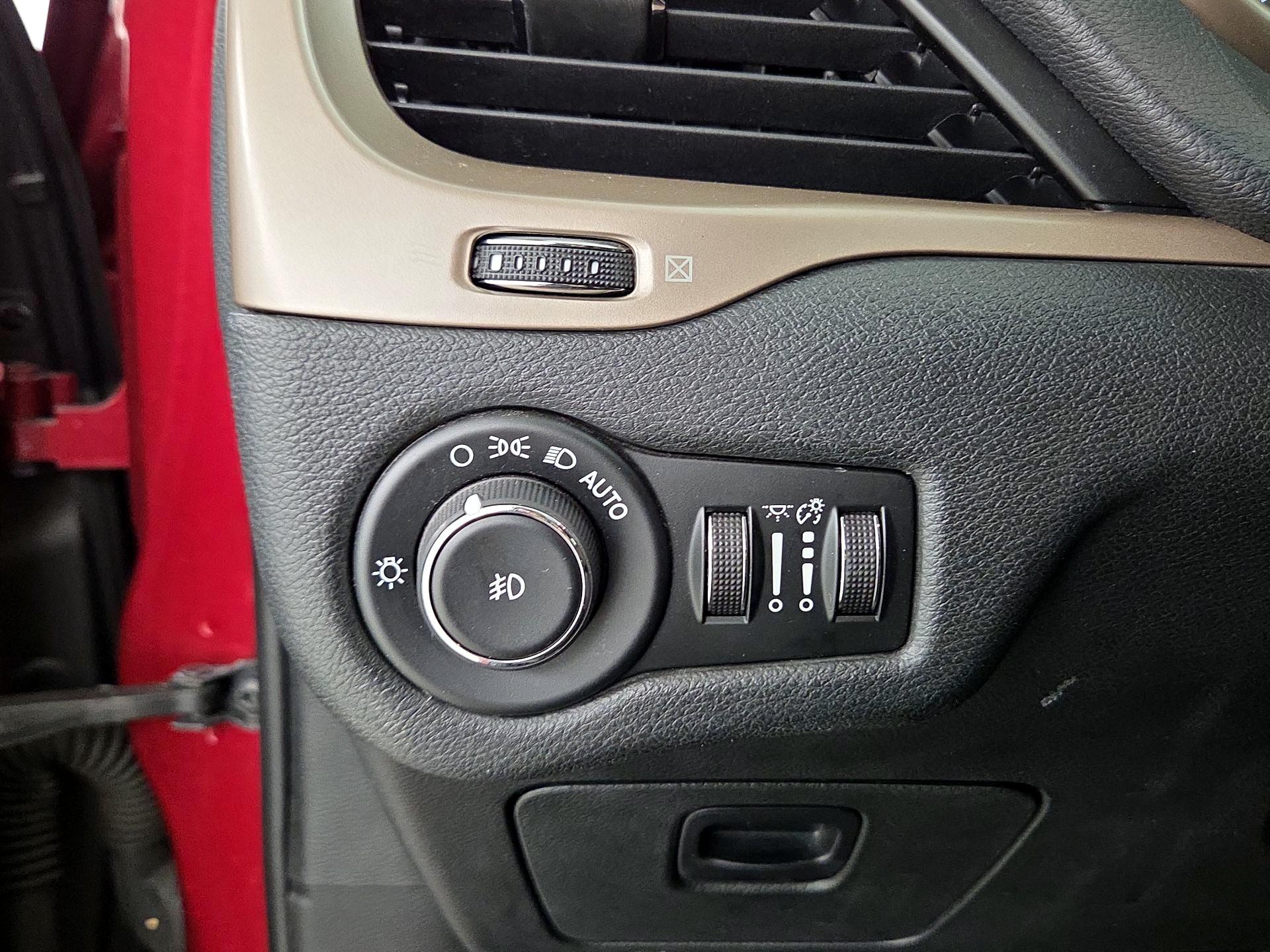 Thumbnail: 2014 Jeep Cherokee - 13