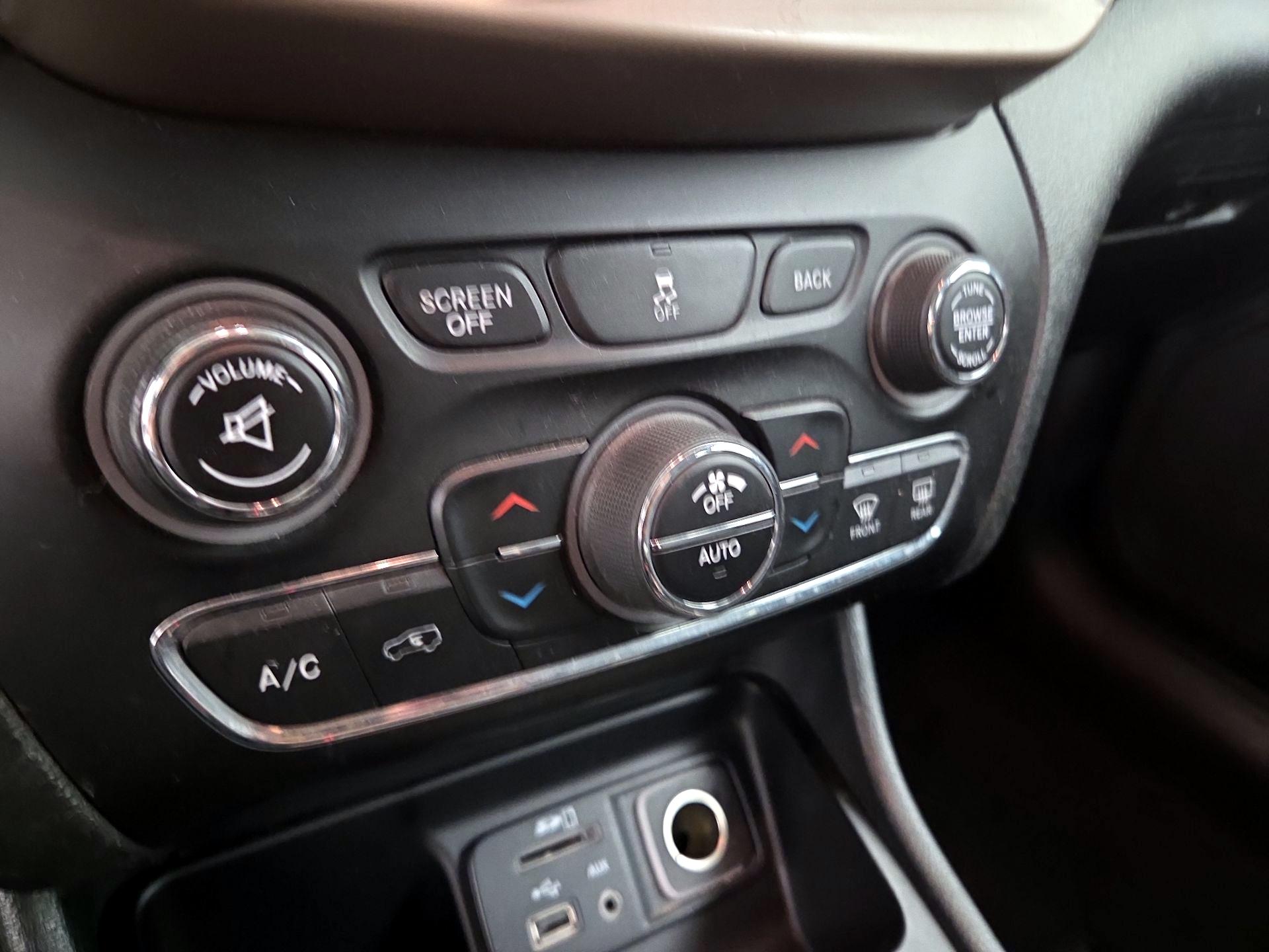 Thumbnail: 2014 Jeep Cherokee - 17