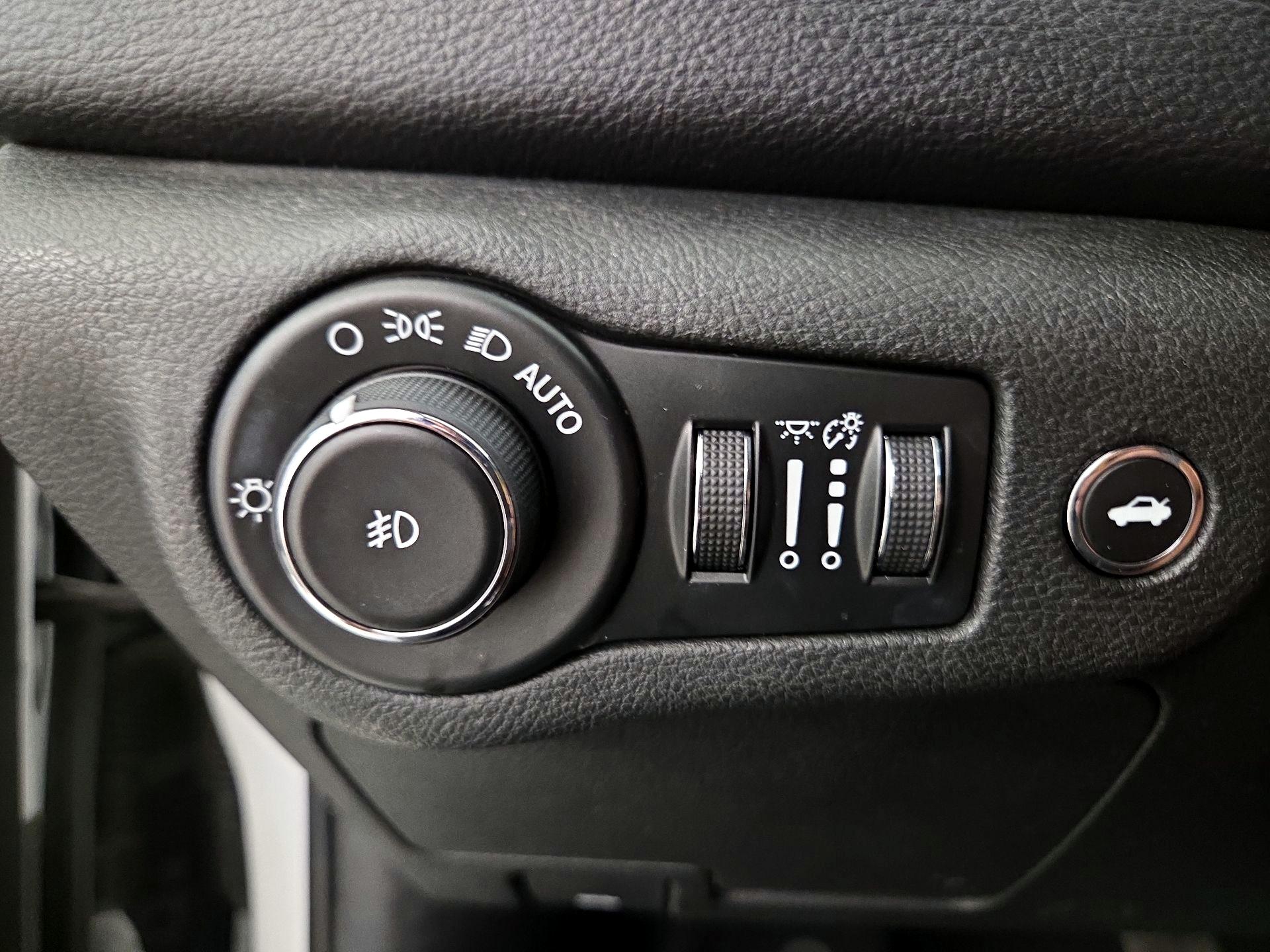 Thumbnail: 2015 Chrysler 200 - 13