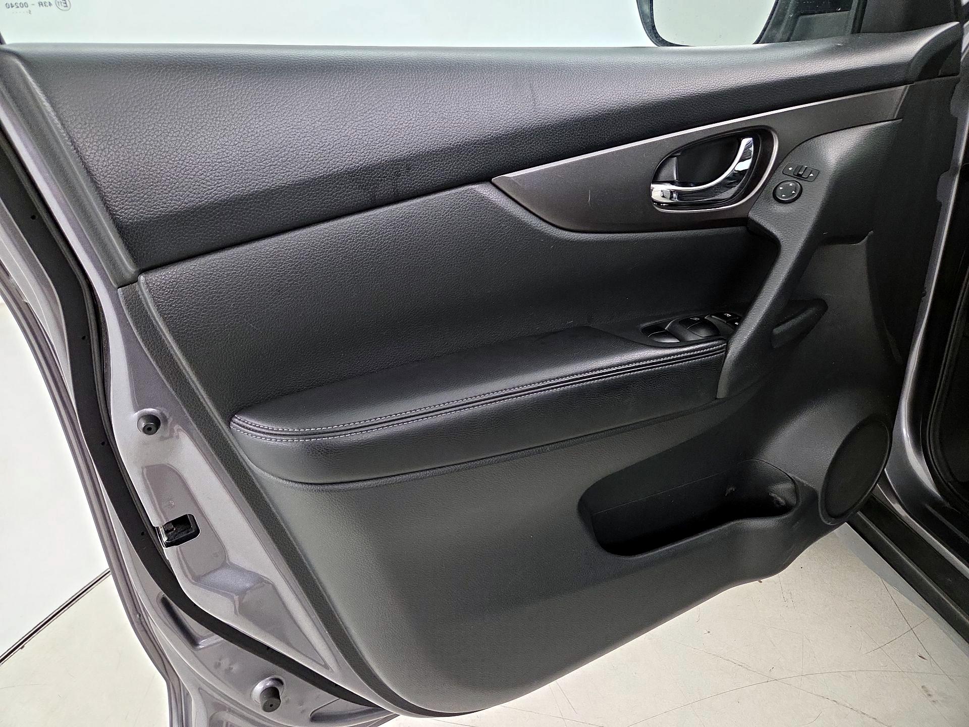 Thumbnail: 2016 Nissan Rogue - 12