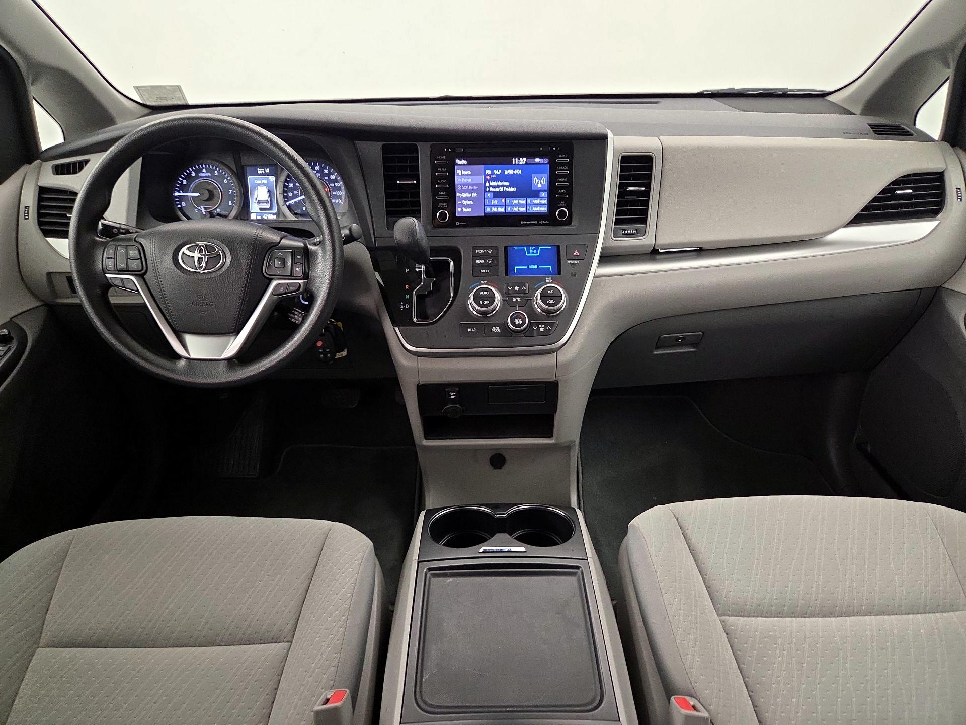 Thumbnail: 2020 Toyota Sienna - 11