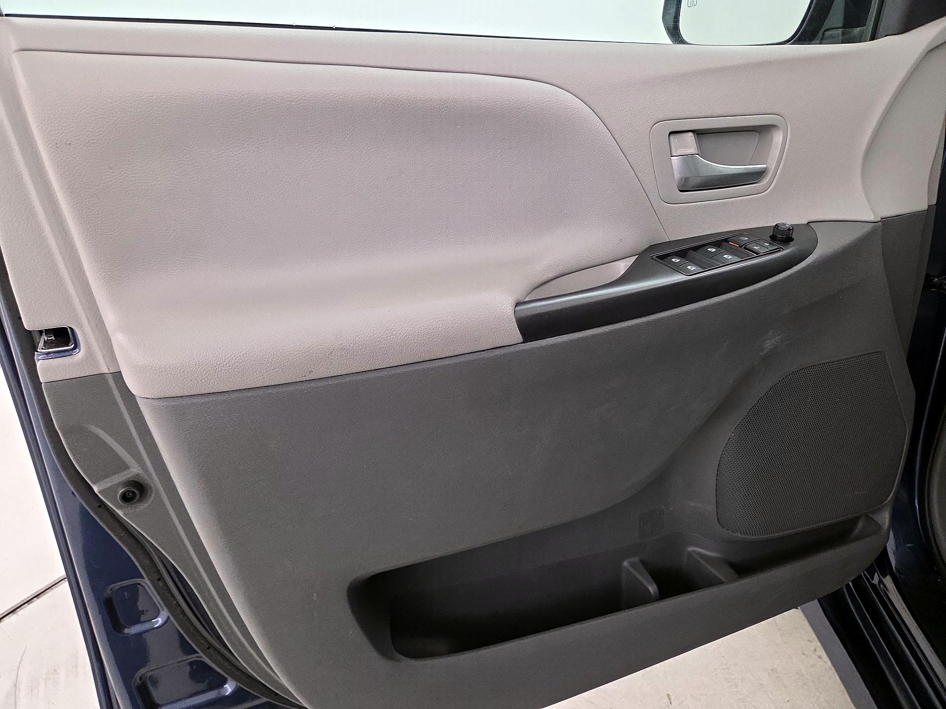 Thumbnail: 2020 Toyota Sienna - 12