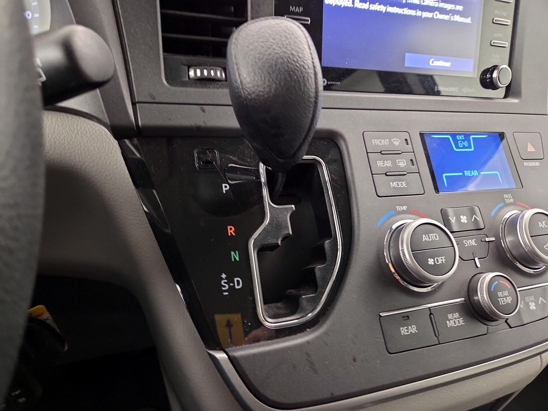 Thumbnail: 2020 Toyota Sienna - 17