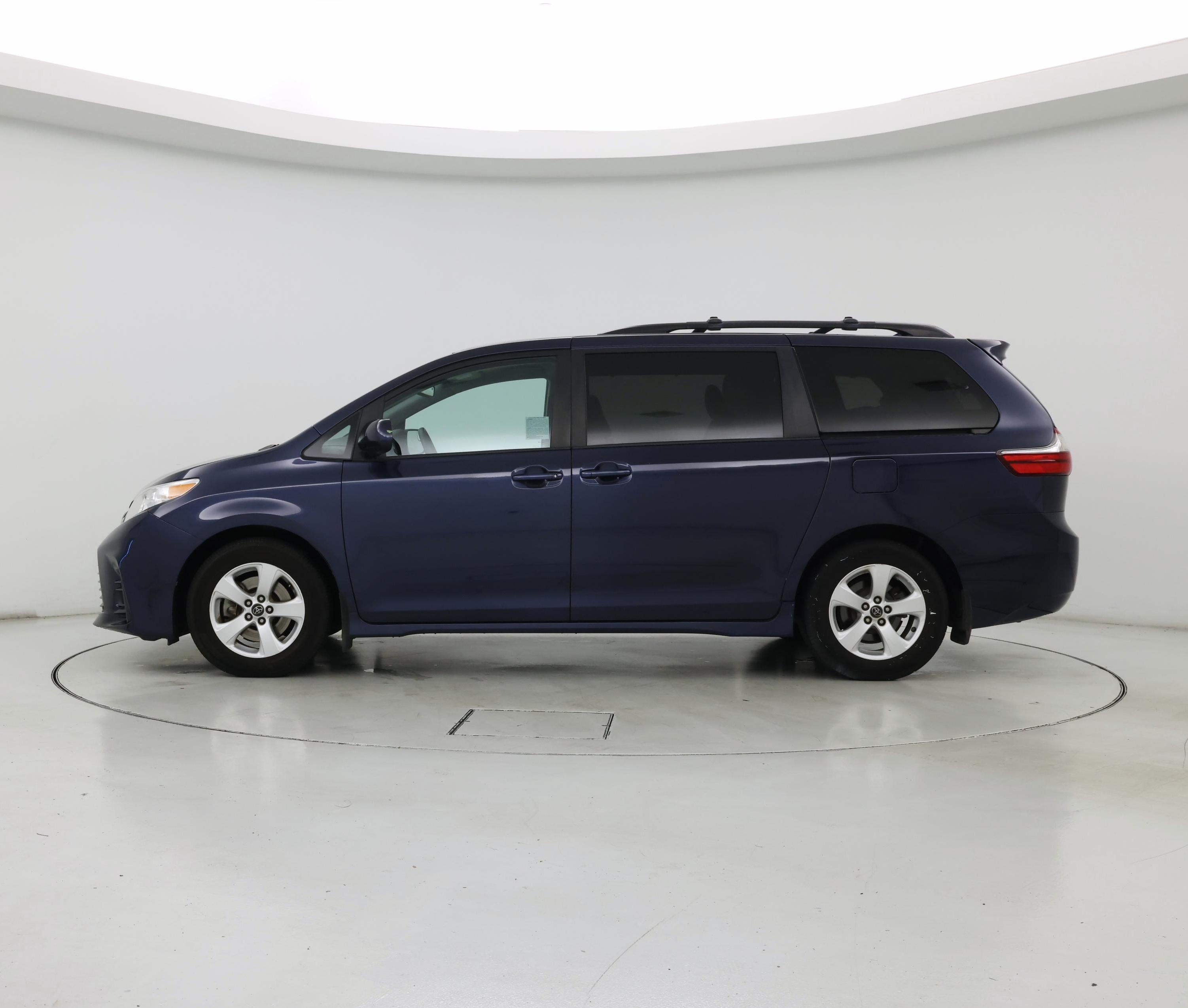 Thumbnail: 2020 Toyota Sienna - 3