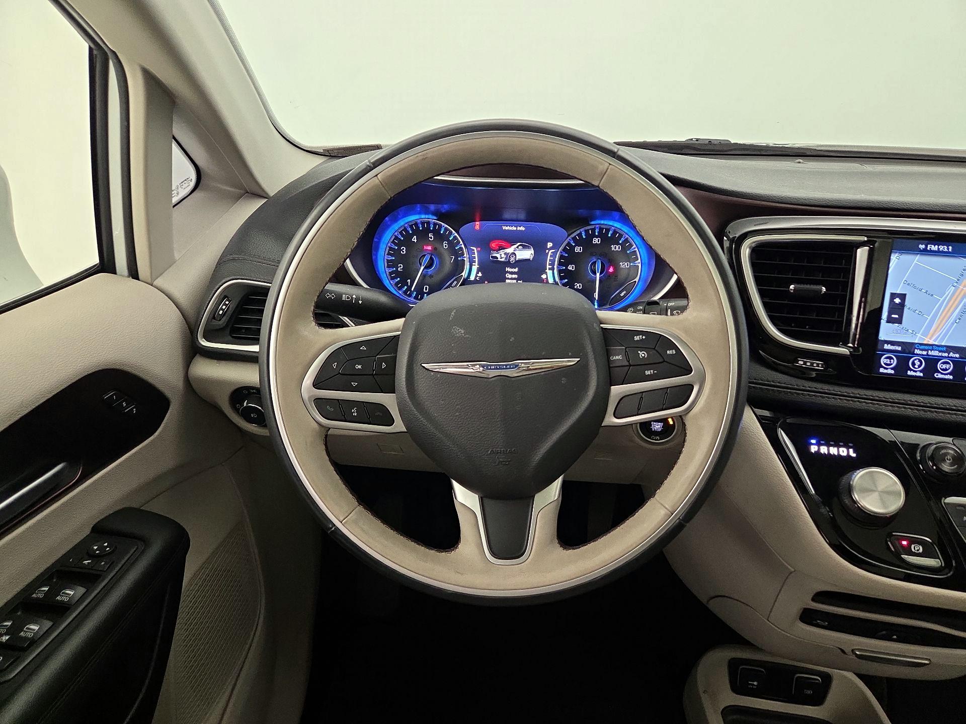 Thumbnail: 2018 Chrysler Pacifica - 10