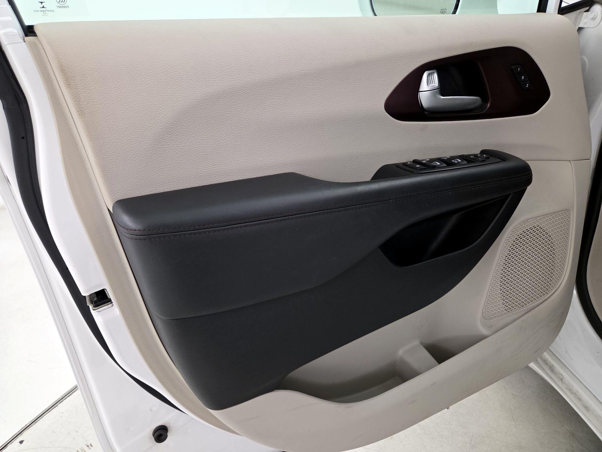 Thumbnail: 2018 Chrysler Pacifica - 12