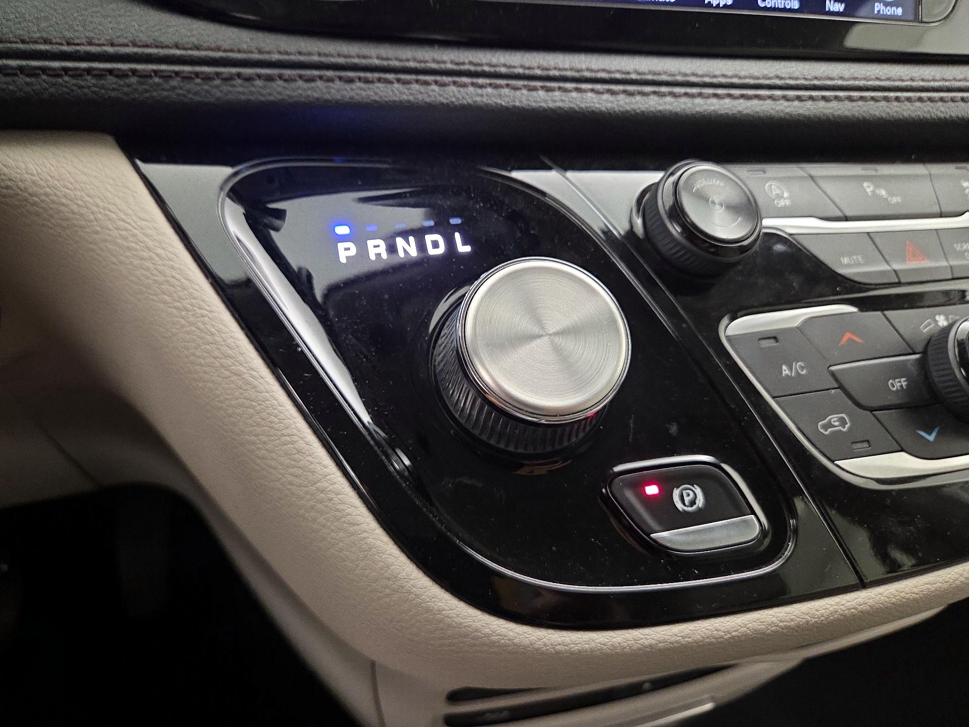 Thumbnail: 2018 Chrysler Pacifica - 18