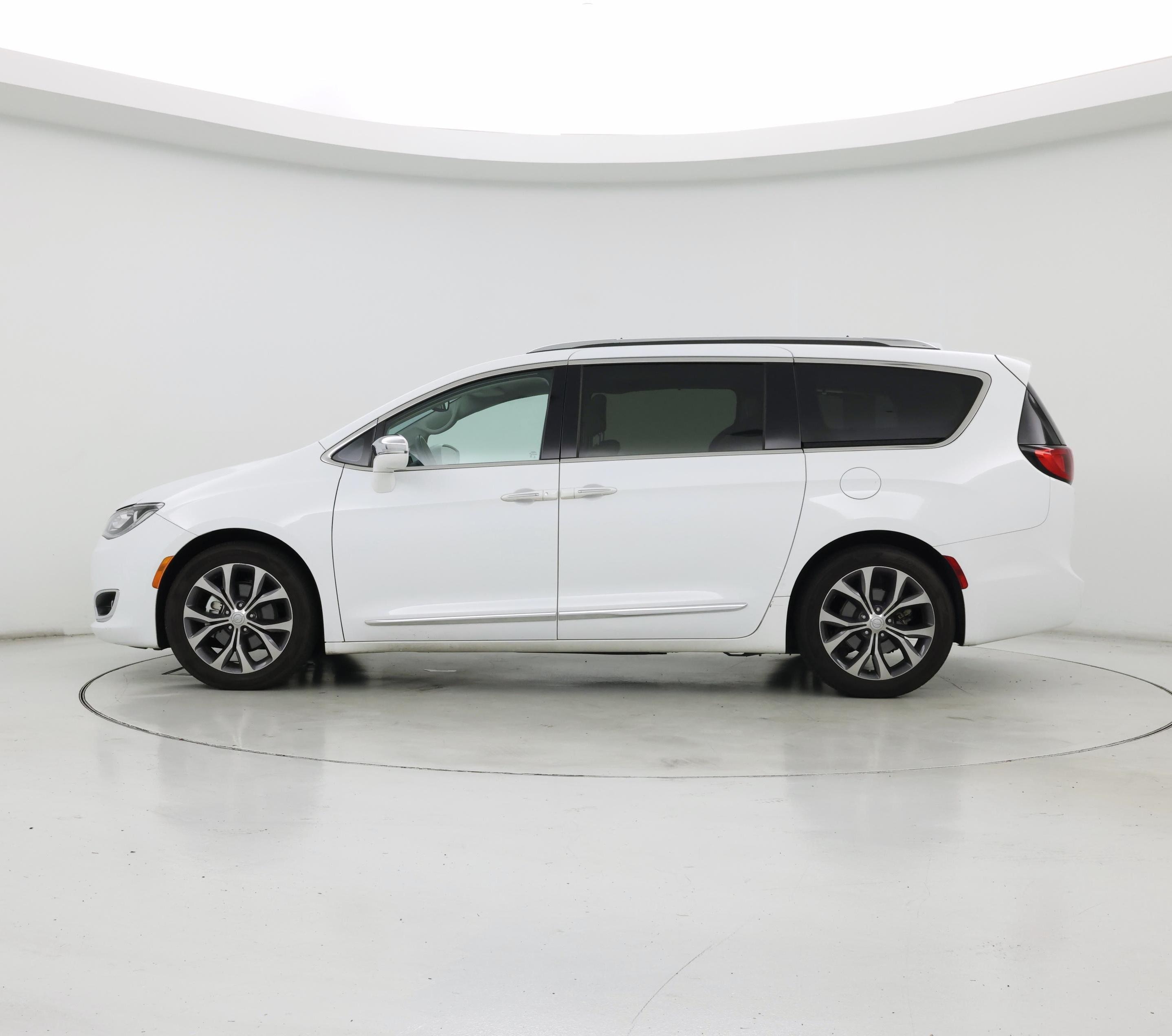 Thumbnail: 2018 Chrysler Pacifica - 3