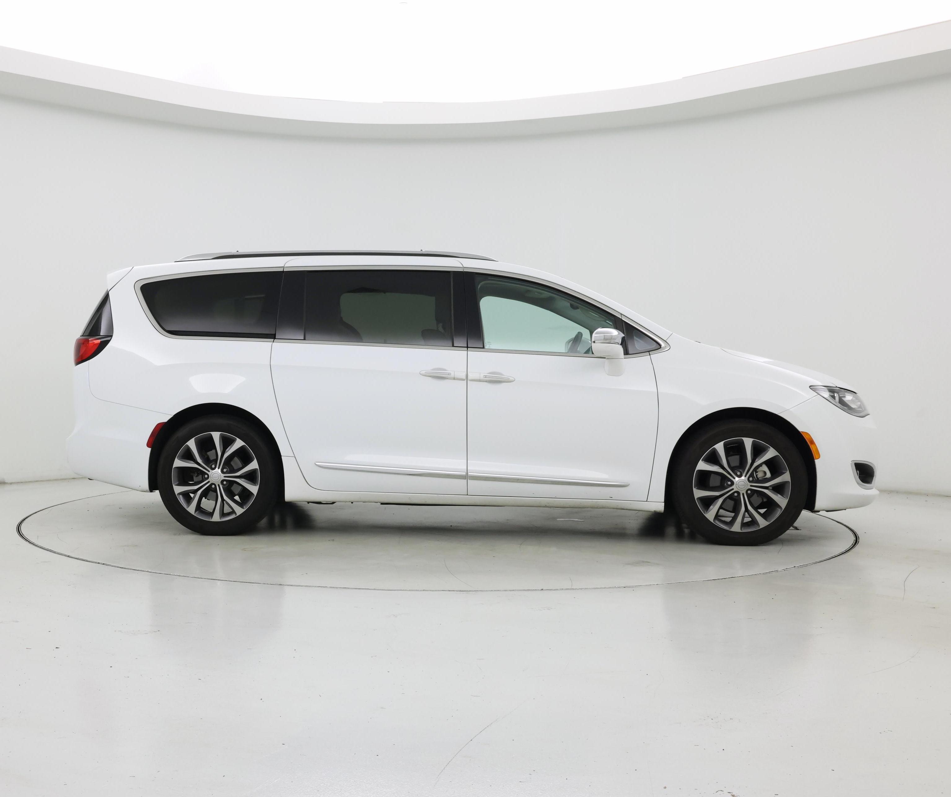 Thumbnail: 2018 Chrysler Pacifica - 7