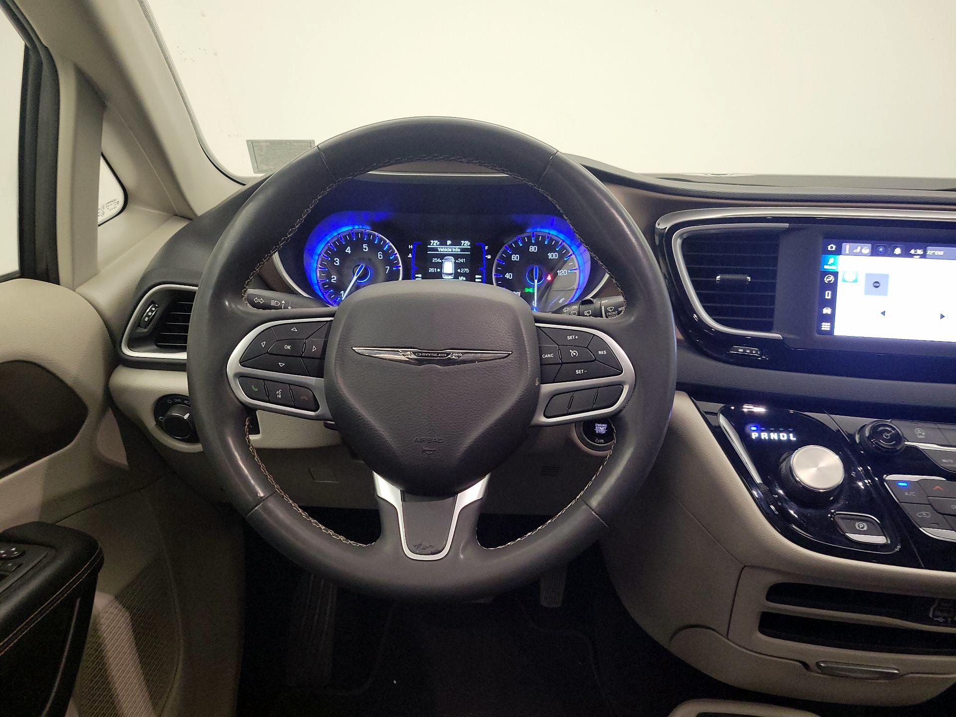 Thumbnail: 2022 Chrysler Voyager - 10