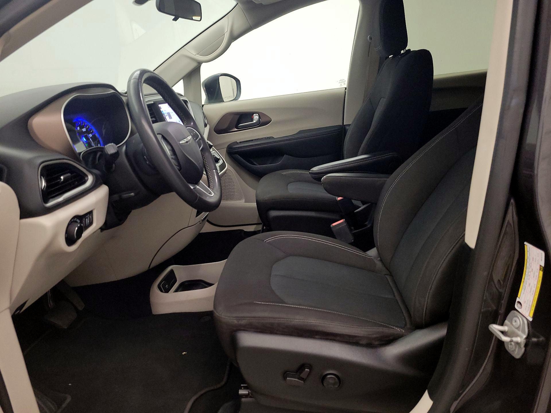 Thumbnail: 2022 Chrysler Voyager - 11