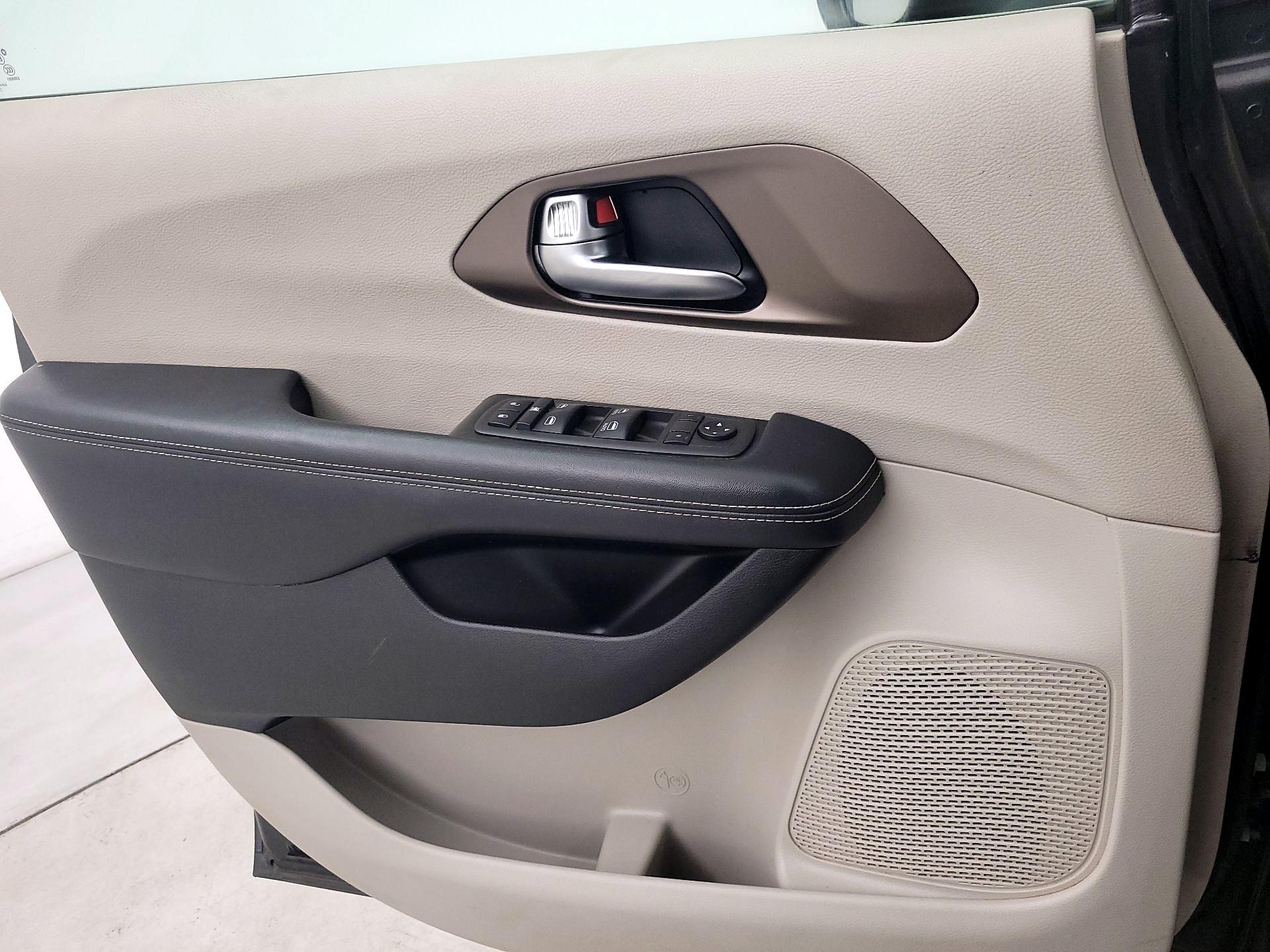 Thumbnail: 2022 Chrysler Voyager - 12