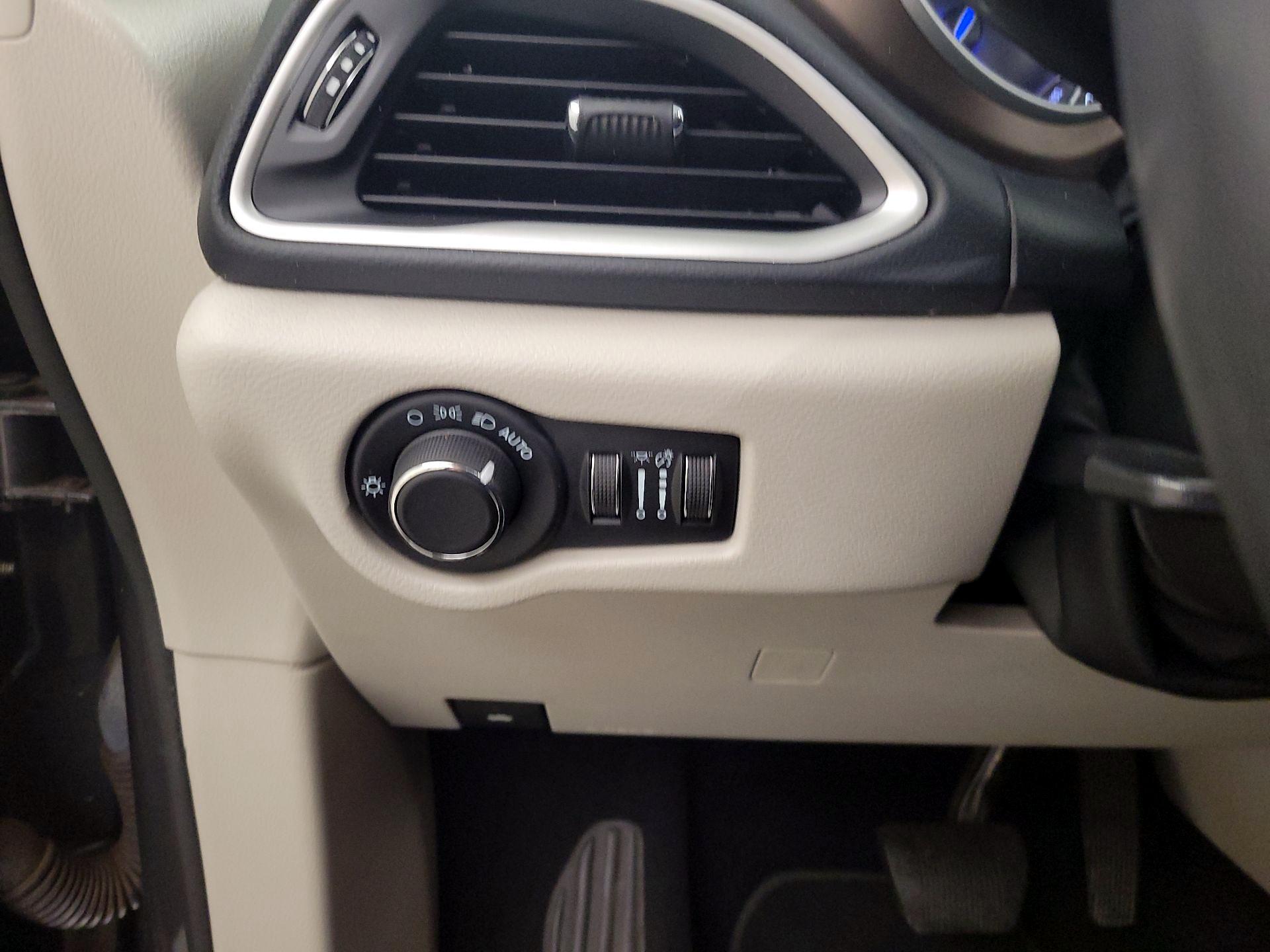 Thumbnail: 2022 Chrysler Voyager - 13