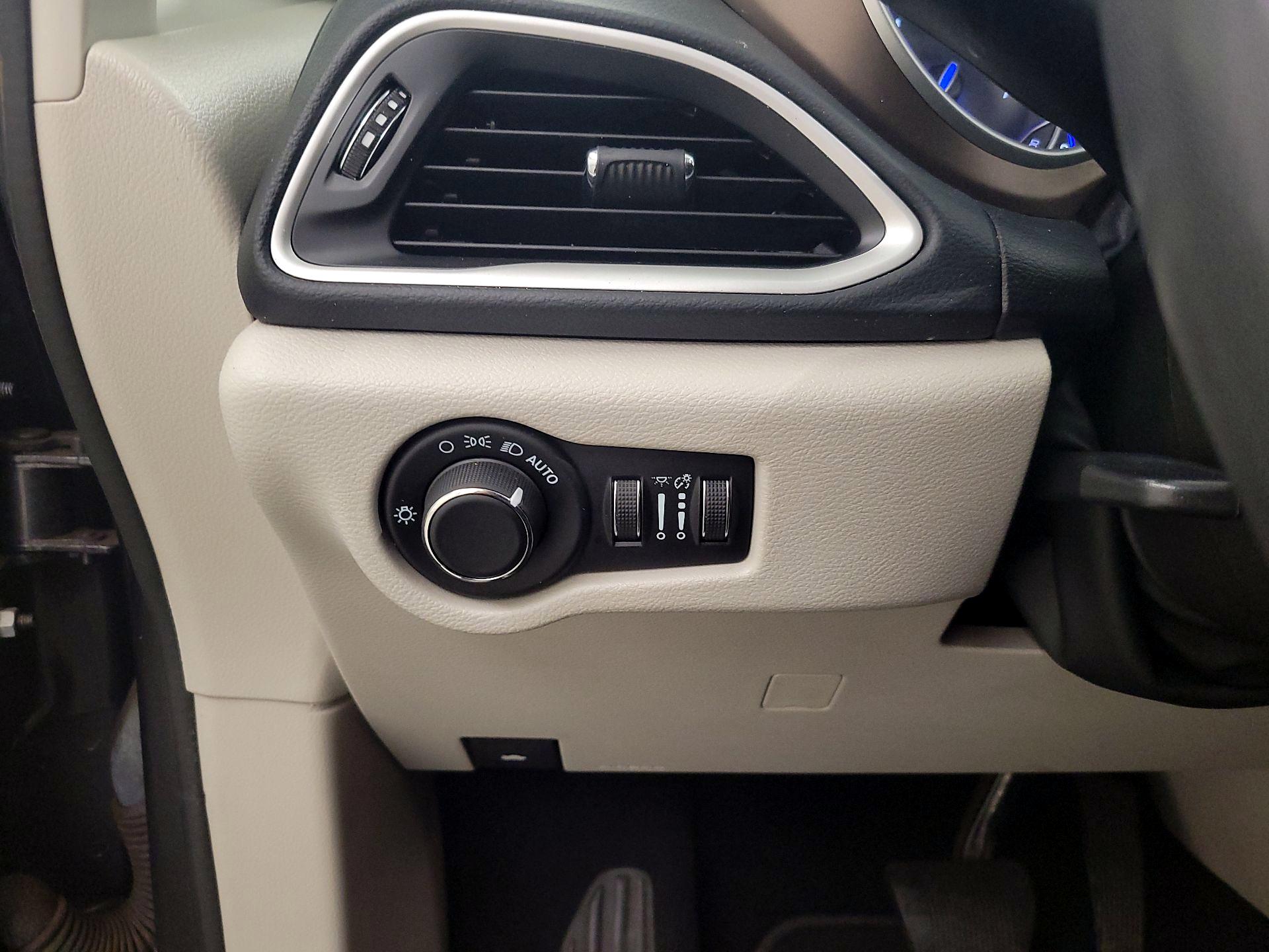 Thumbnail: 2022 Chrysler Voyager - 14