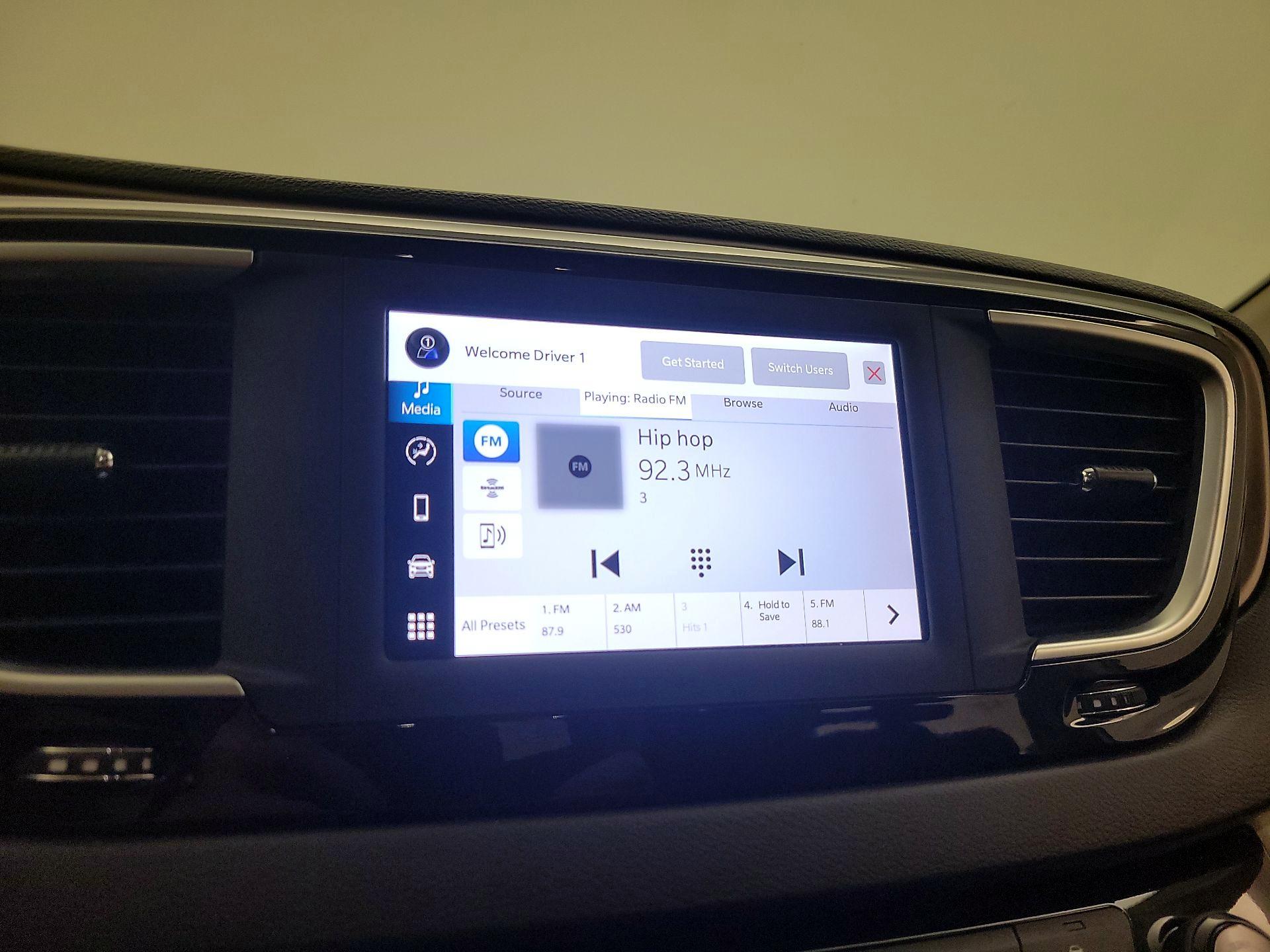 Thumbnail: 2022 Chrysler Voyager - 16