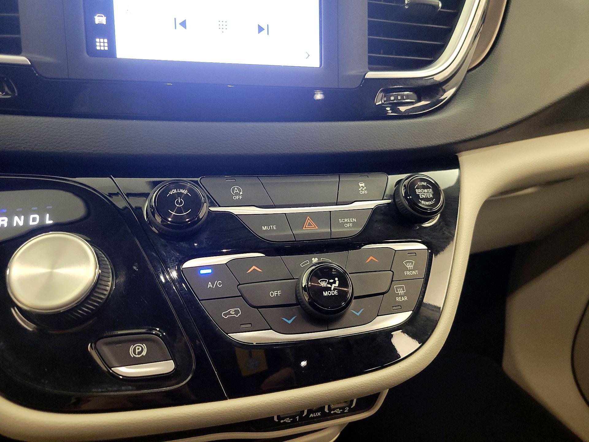 Thumbnail: 2022 Chrysler Voyager - 17