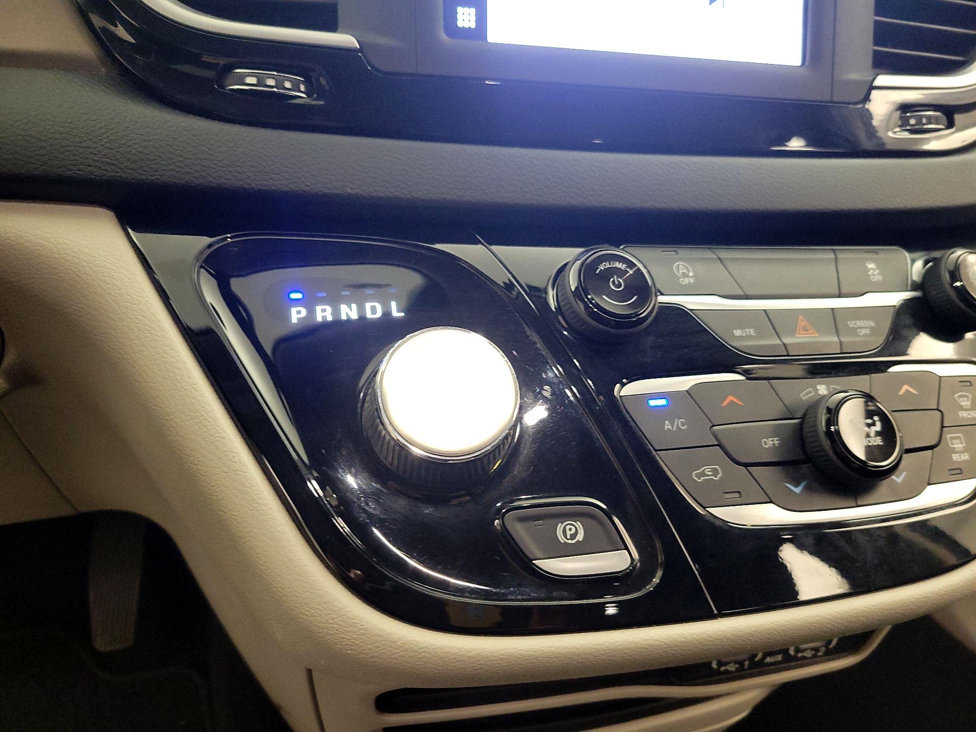 Thumbnail: 2022 Chrysler Voyager - 18