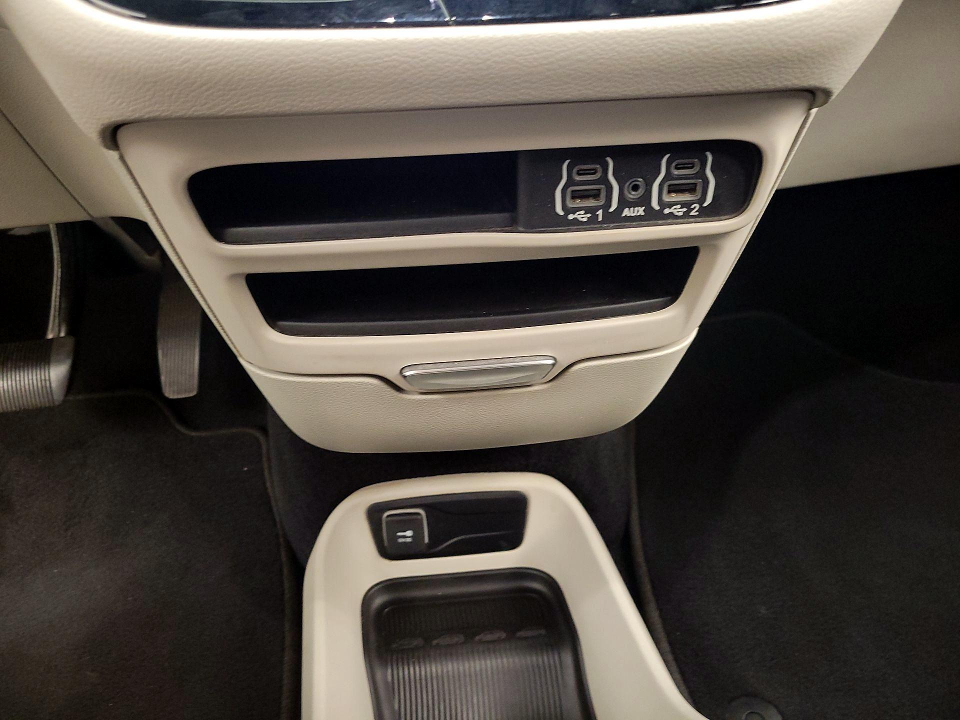 Thumbnail: 2022 Chrysler Voyager - 19