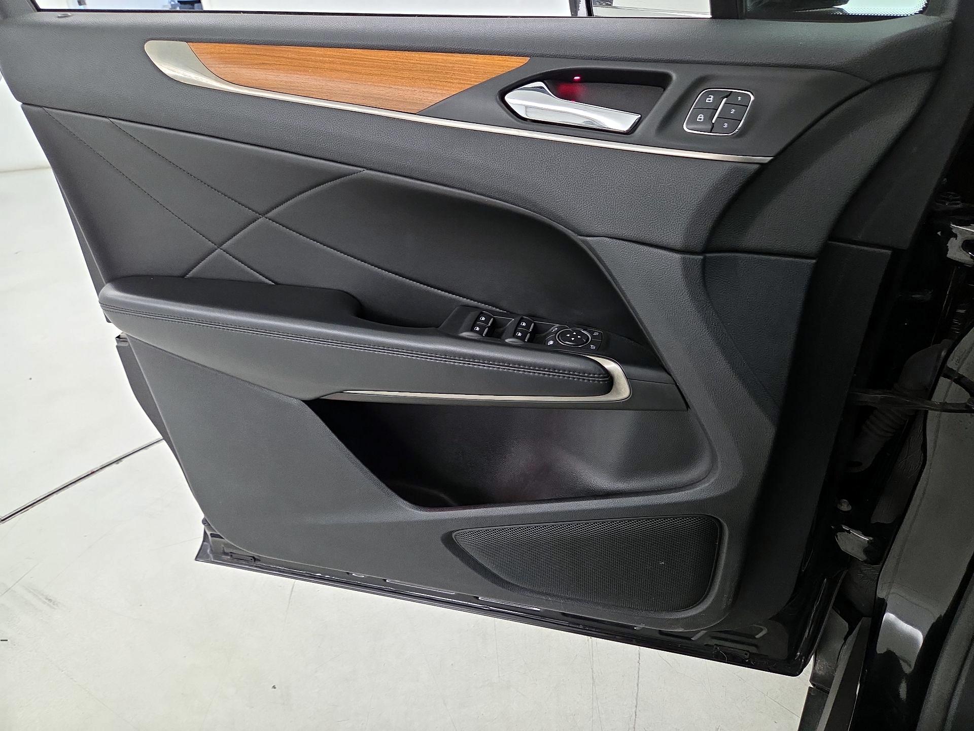 Thumbnail: 2016 Lincoln MKC - 12