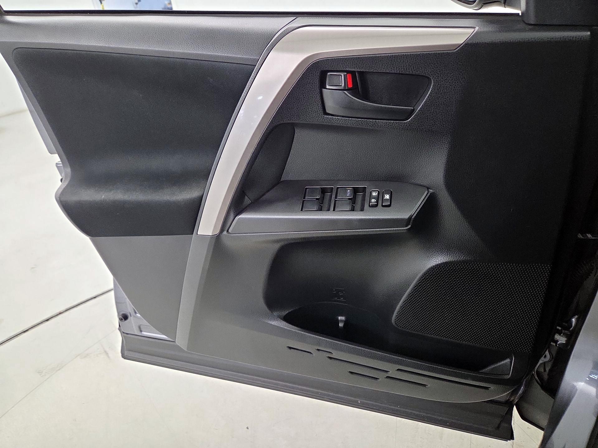 Thumbnail: 2018 Toyota RAV4 - 12