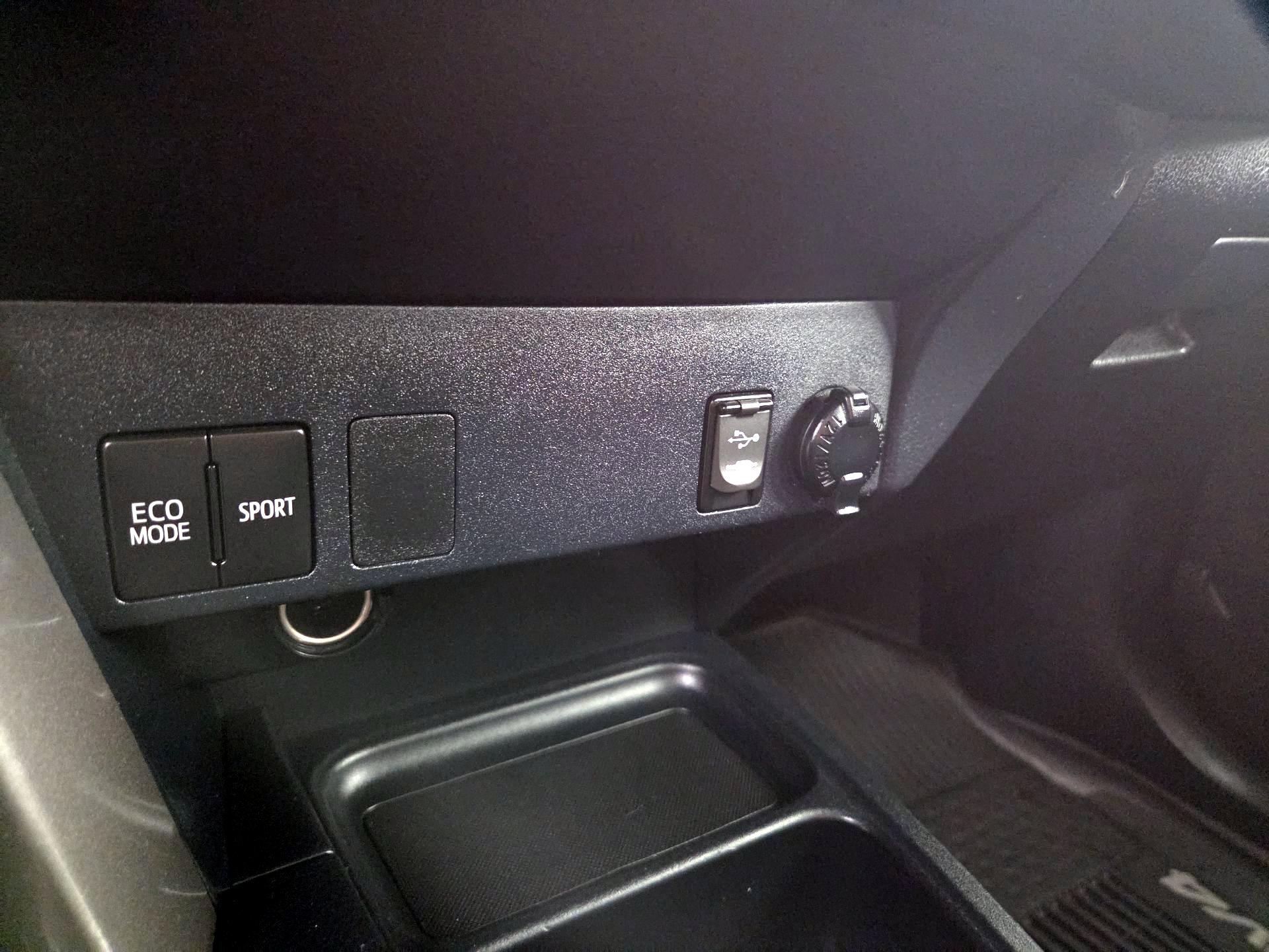 Thumbnail: 2018 Toyota RAV4 - 18