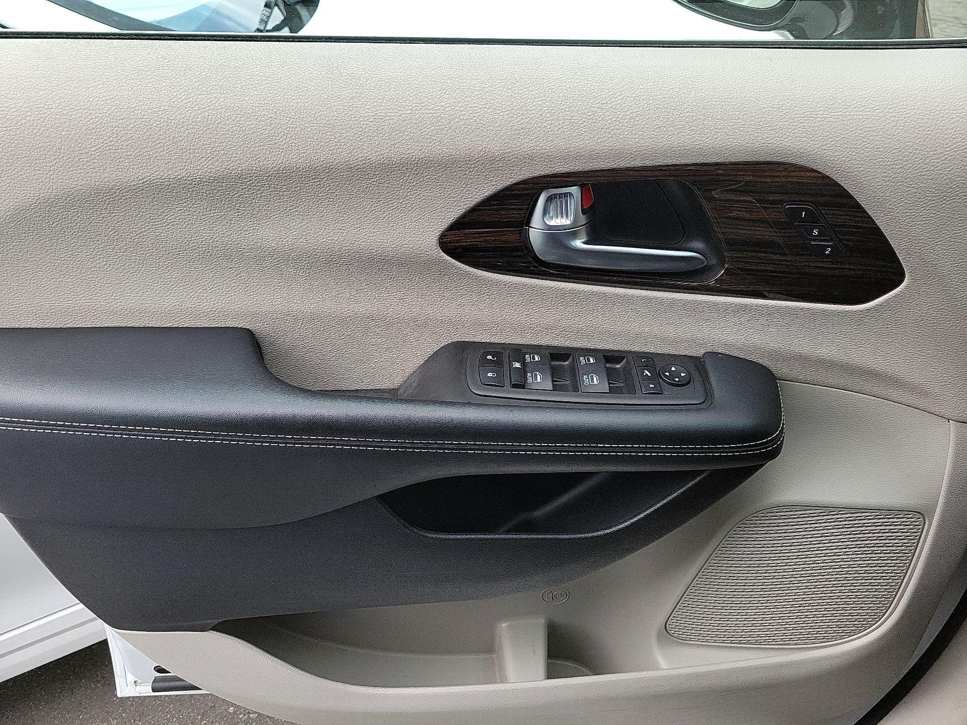 Thumbnail: 2023 Chrysler Pacifica - 12