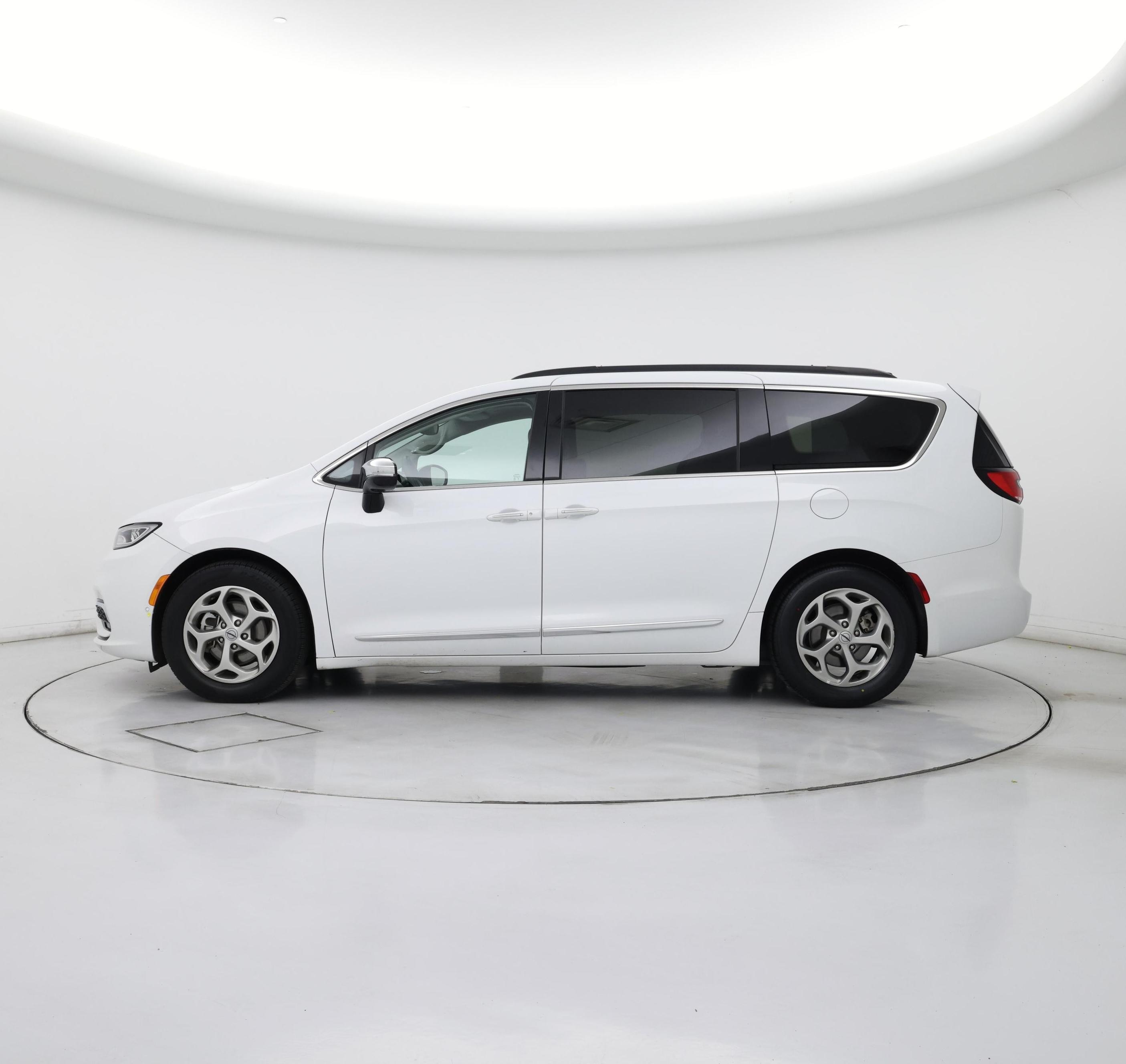 Thumbnail: 2023 Chrysler Pacifica - 3