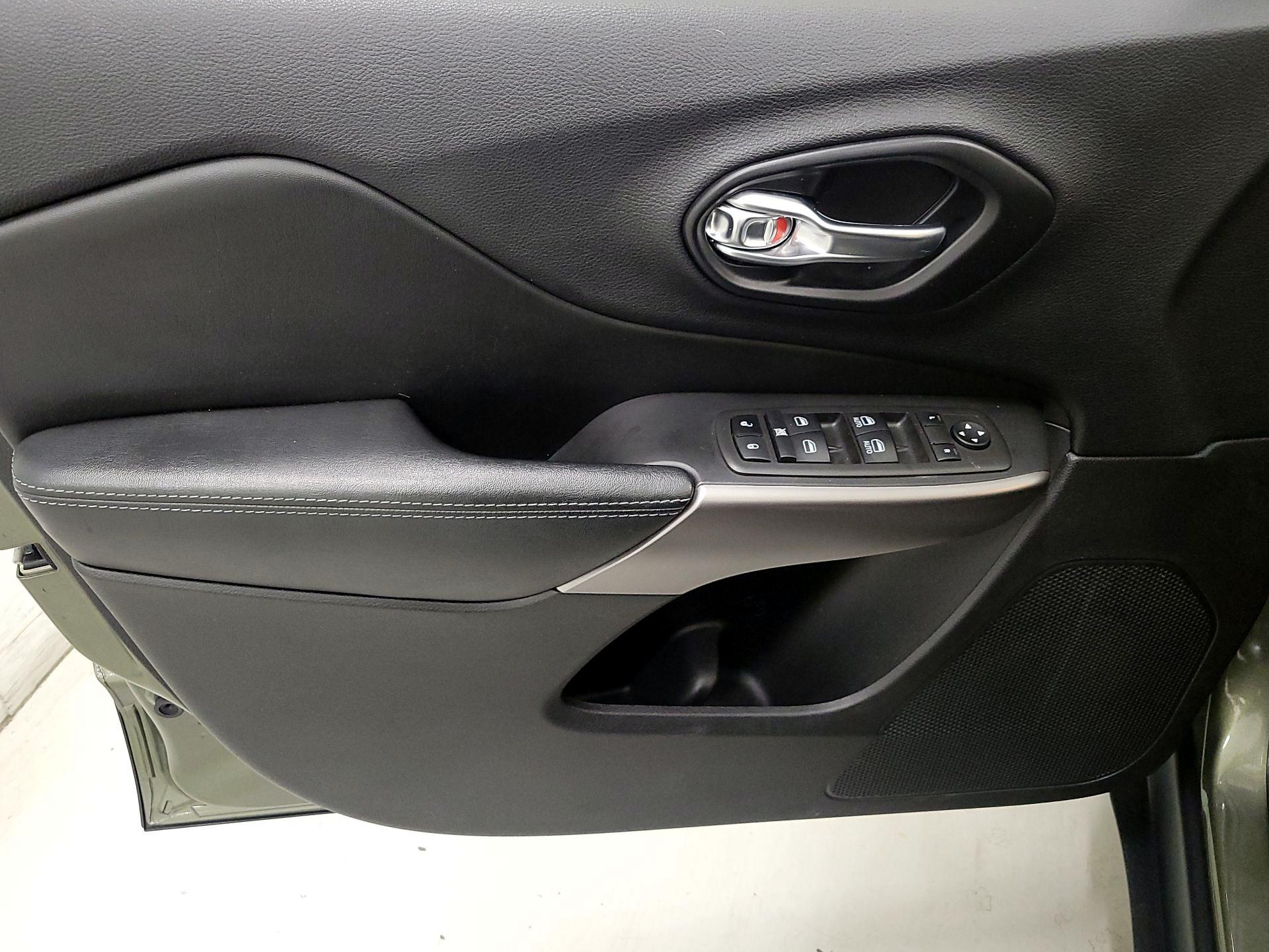 Thumbnail: 2021 Jeep Cherokee - 12