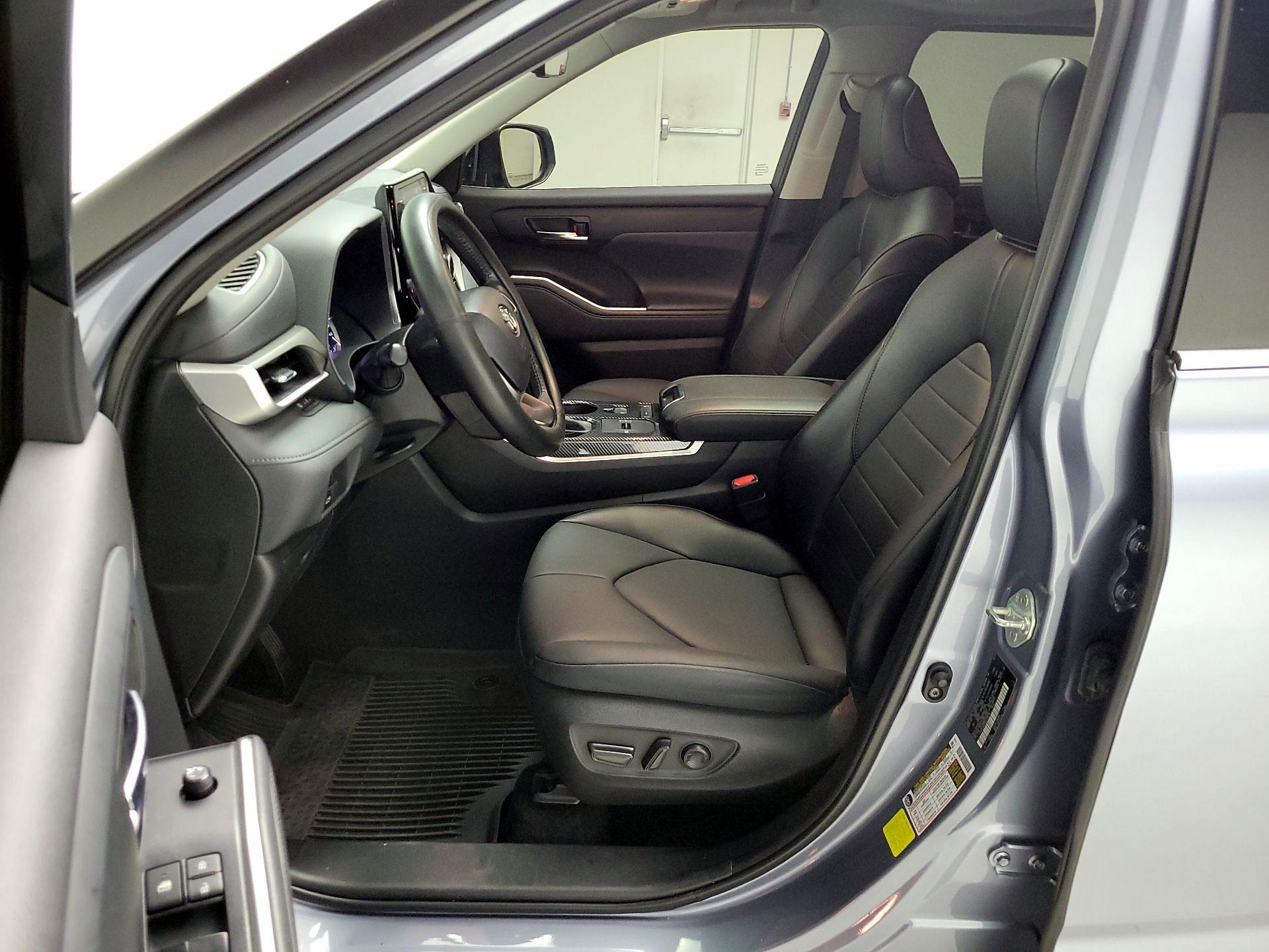 Thumbnail: 2022 Toyota Highlander - 11