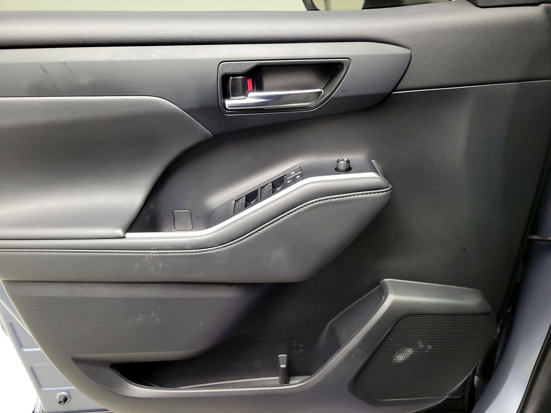 Thumbnail: 2022 Toyota Highlander - 12