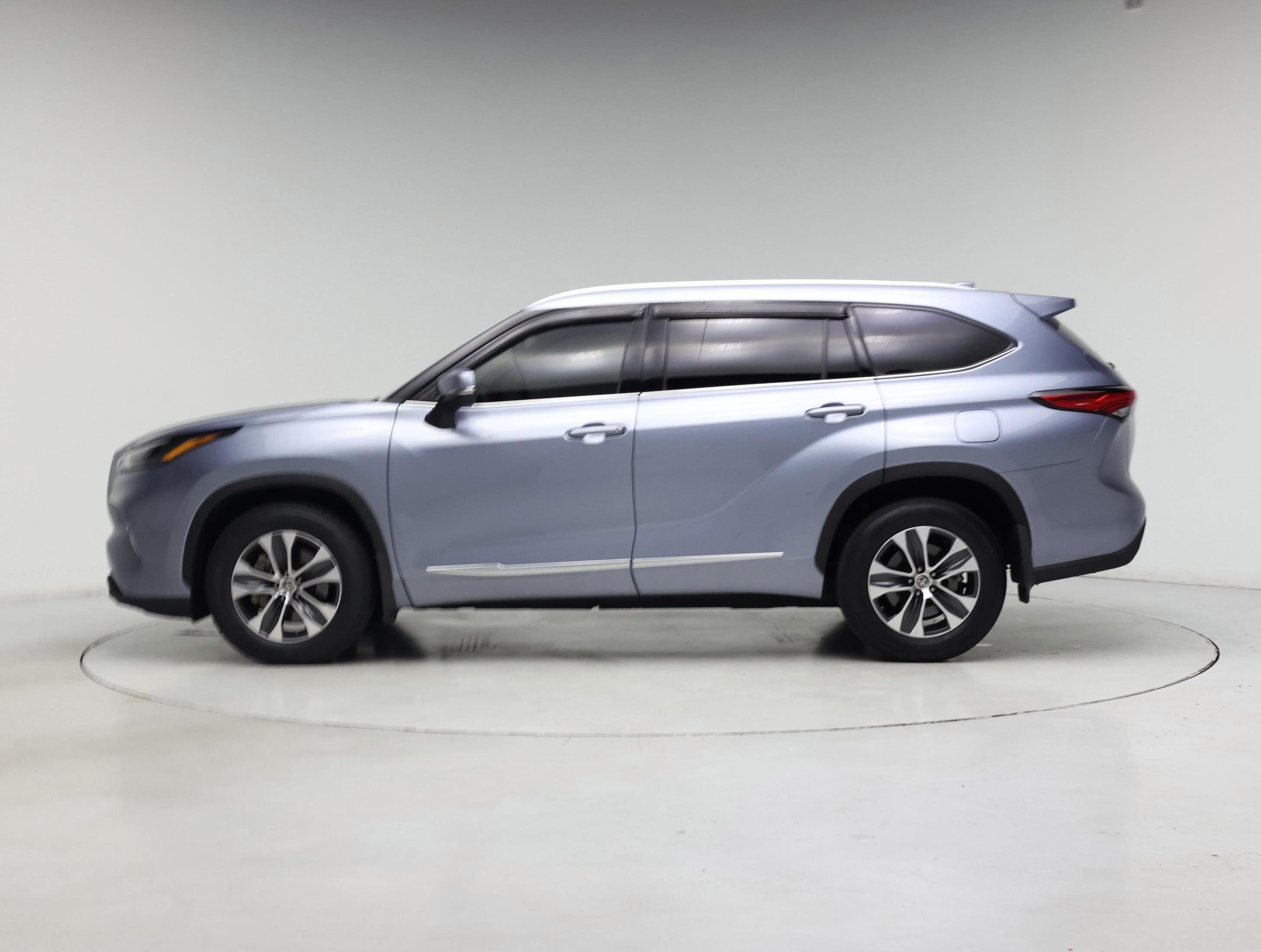 Thumbnail: 2022 Toyota Highlander - 3