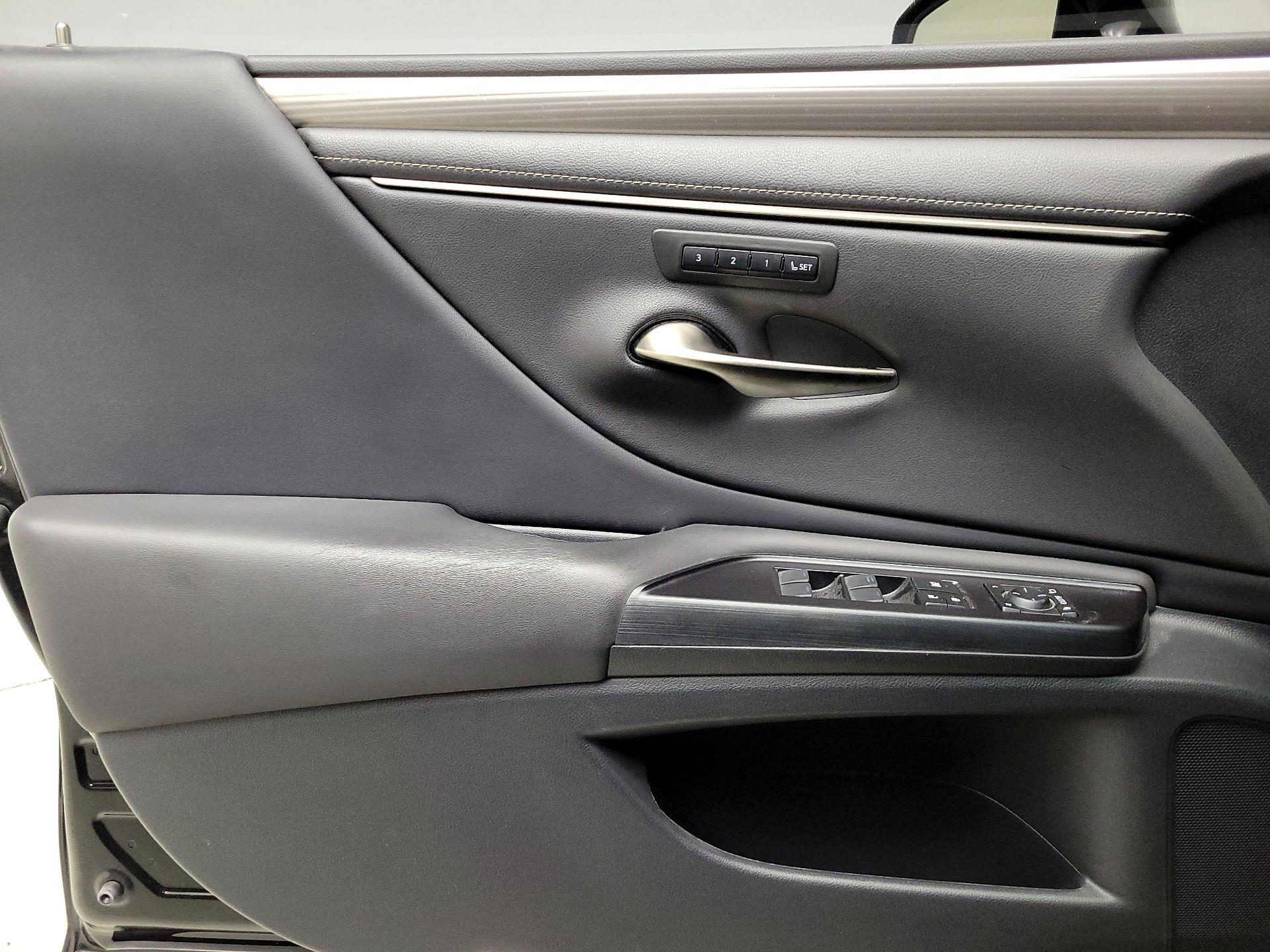 Thumbnail: 2020 Lexus ES - 12