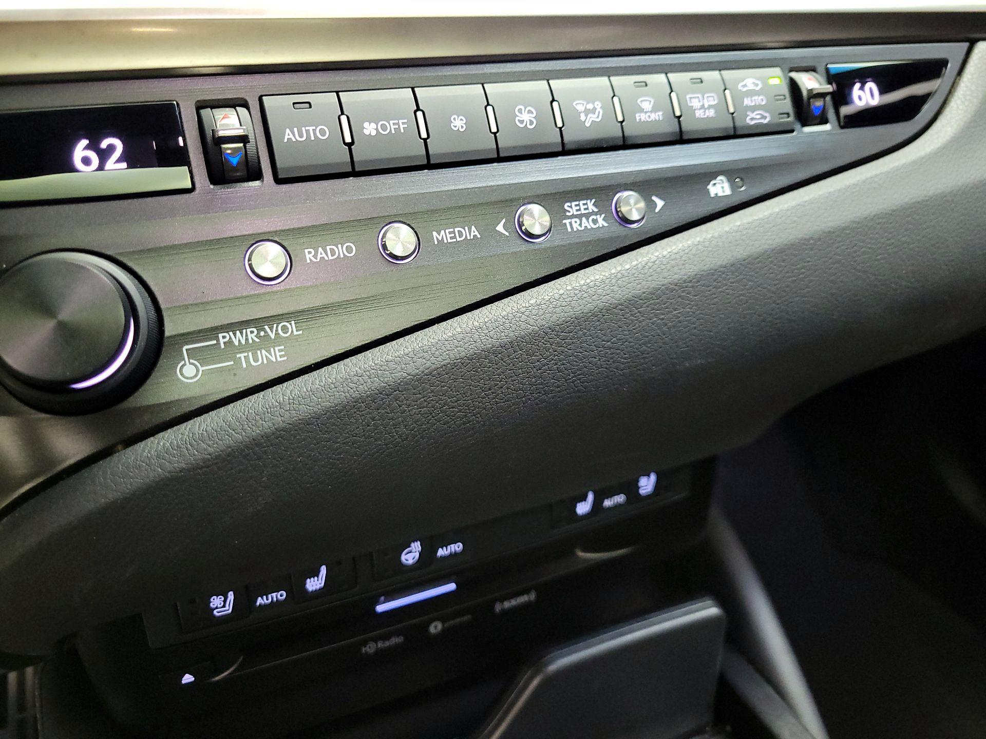 Thumbnail: 2020 Lexus ES - 16